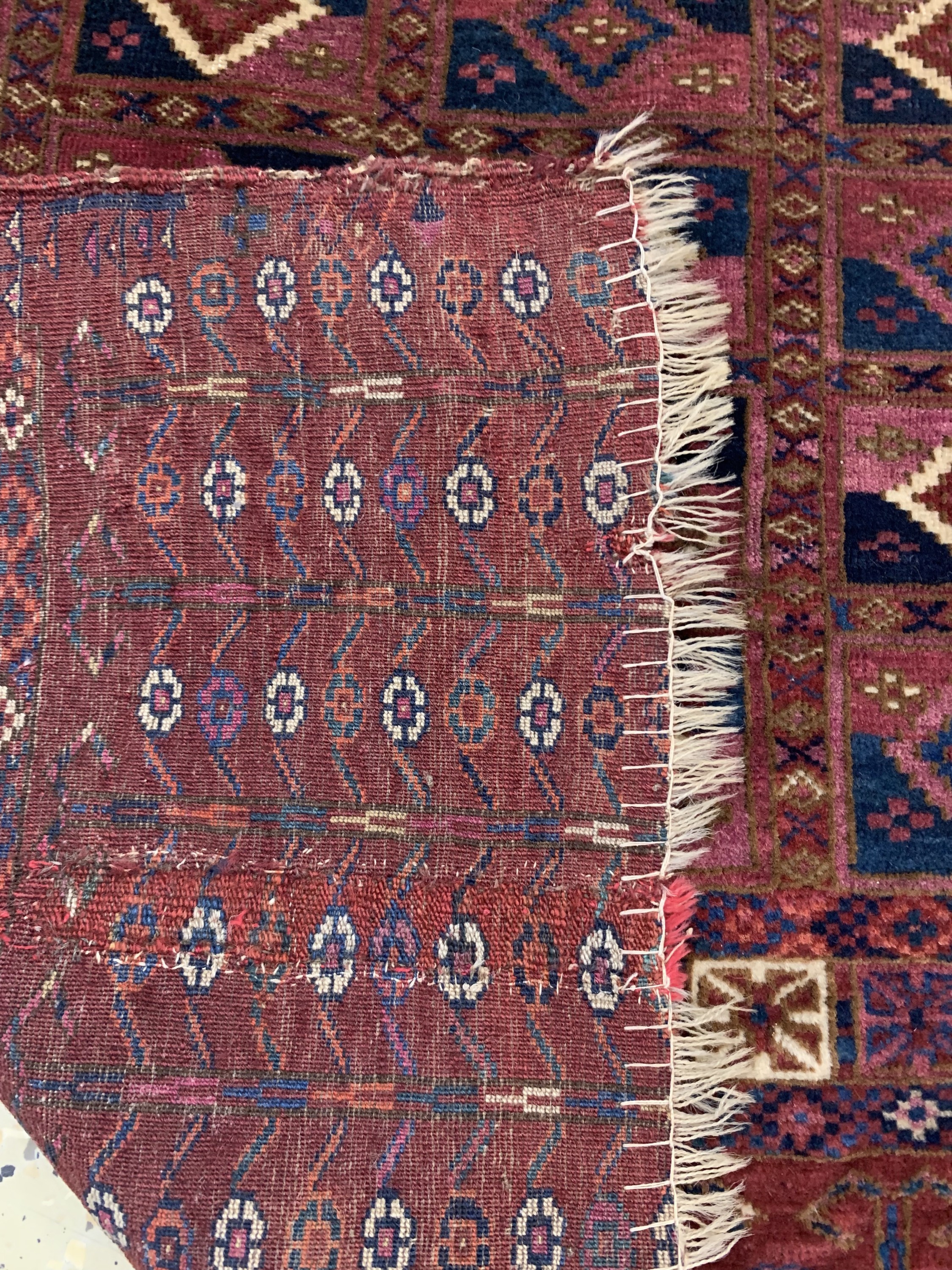 Detail d: Antiker Tekke Tschowal, Turkmenistan, 19.Jhd, Wolle auf Wolle, ca. 114 x 70 cm, EHZ:3, (alter Restaurierung)
