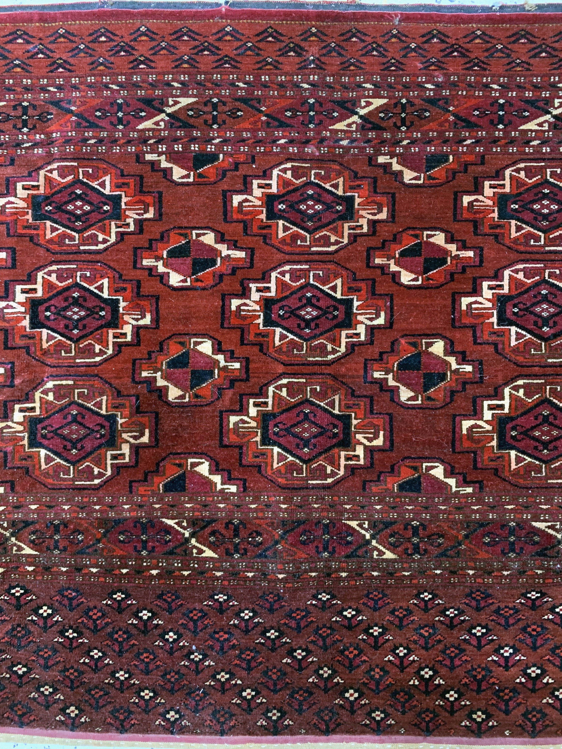 Detail b: Antiker Saryk Tschowal, Turkmenistan, um 1900, Wolle auf Wolle, ca. 152 x 97 cm, EHZ: 2-3, (alte Reparaturen)