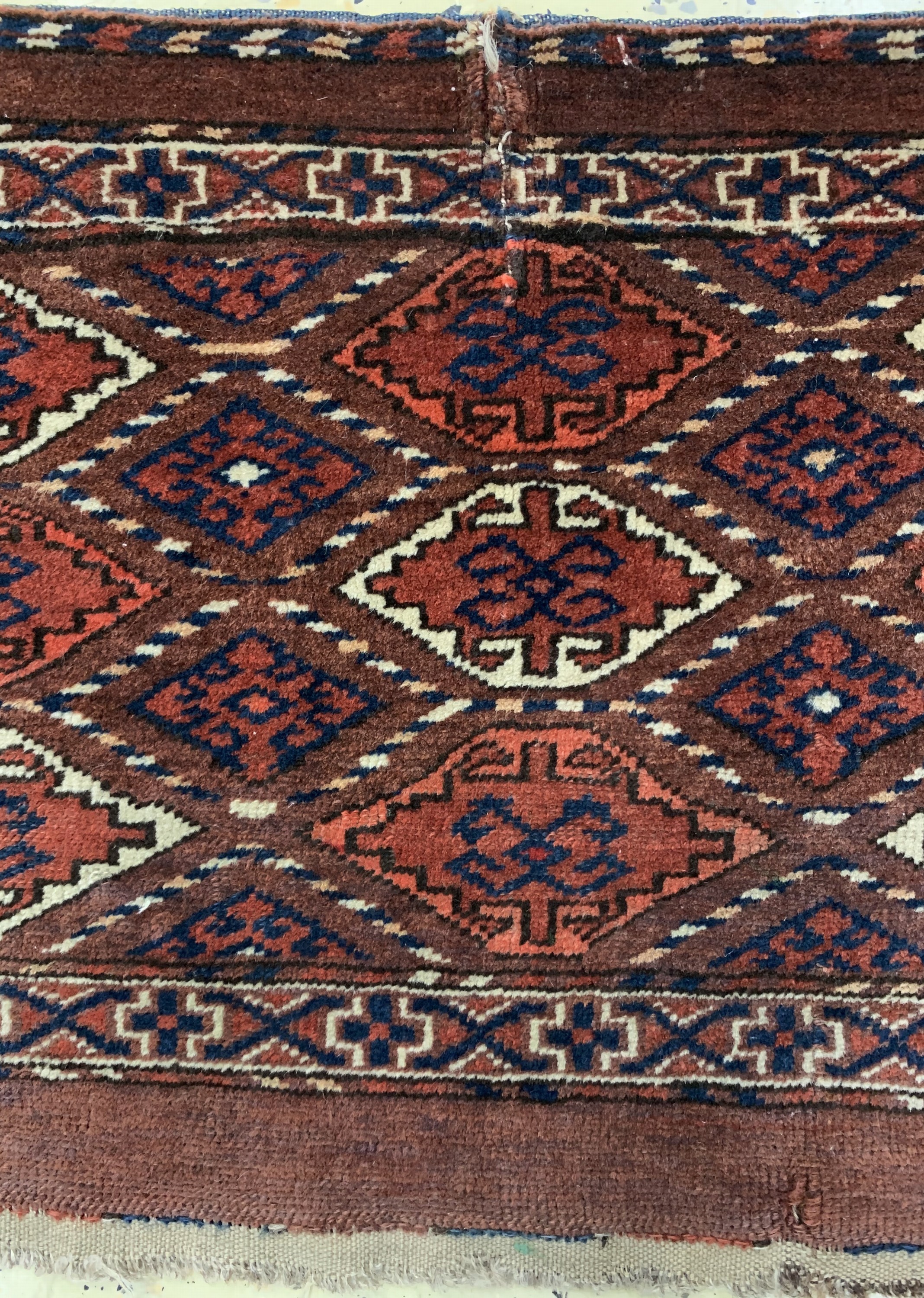 Detail b: Antiker Yumod Mafrasch, Turkmenistan, 19.Jhd, Wolle auf Wolle, ca. 84 x 43 cm, EHZ: 4, (mehrere Risse)