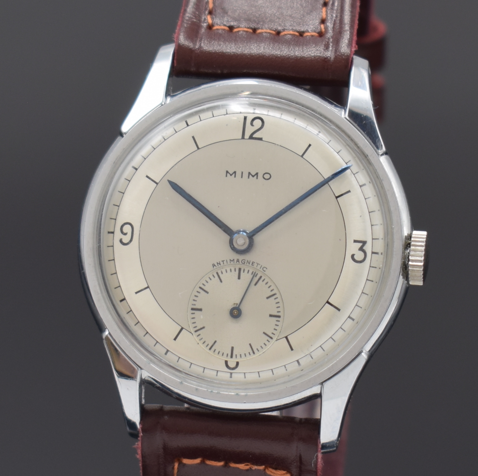 Detail a: MIMO nahezu neuwertige Herrenarmbanduhr, Handaufzug, Schweiz um 1945, verchr. Geh., Edelstahlboden aufgedr., silb. Duoton- Zifferbl., gebl. Zeiger, ...
