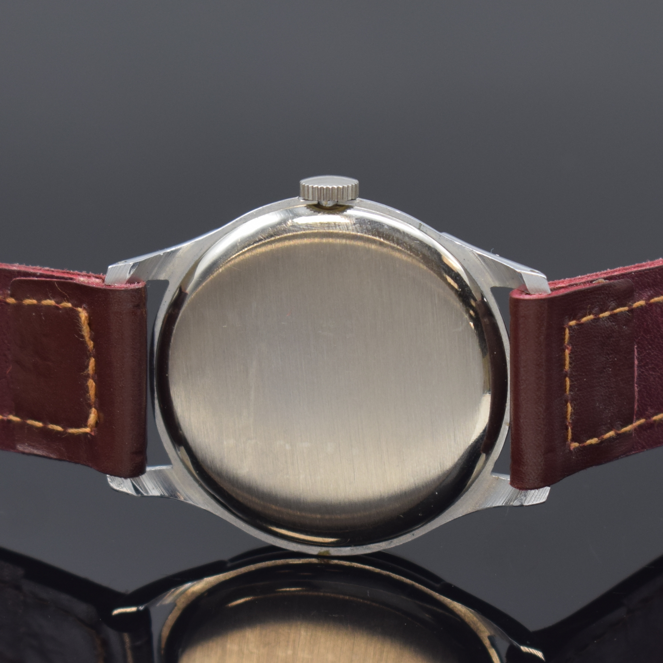 Detail c: MIMO nahezu neuwertige Herrenarmbanduhr, Handaufzug, Schweiz um 1945, verchr. Geh., Edelstahlboden aufgedr., silb. Duoton- Zifferbl., gebl. Zeiger, ...