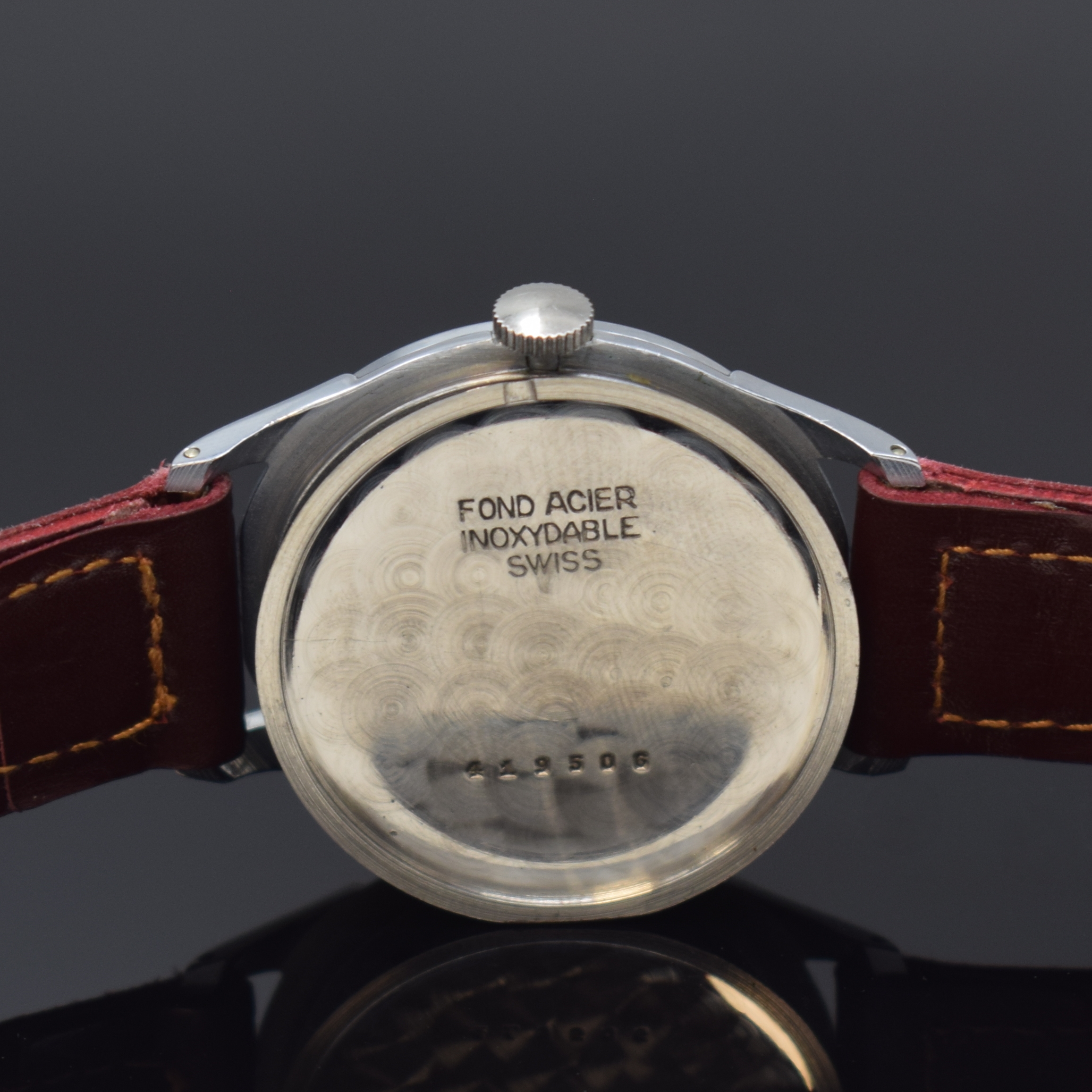 Detail e: MIMO nahezu neuwertige Herrenarmbanduhr, Handaufzug, Schweiz um 1945, verchr. Geh., Edelstahlboden aufgedr., silb. Duoton- Zifferbl., gebl. Zeiger, ...