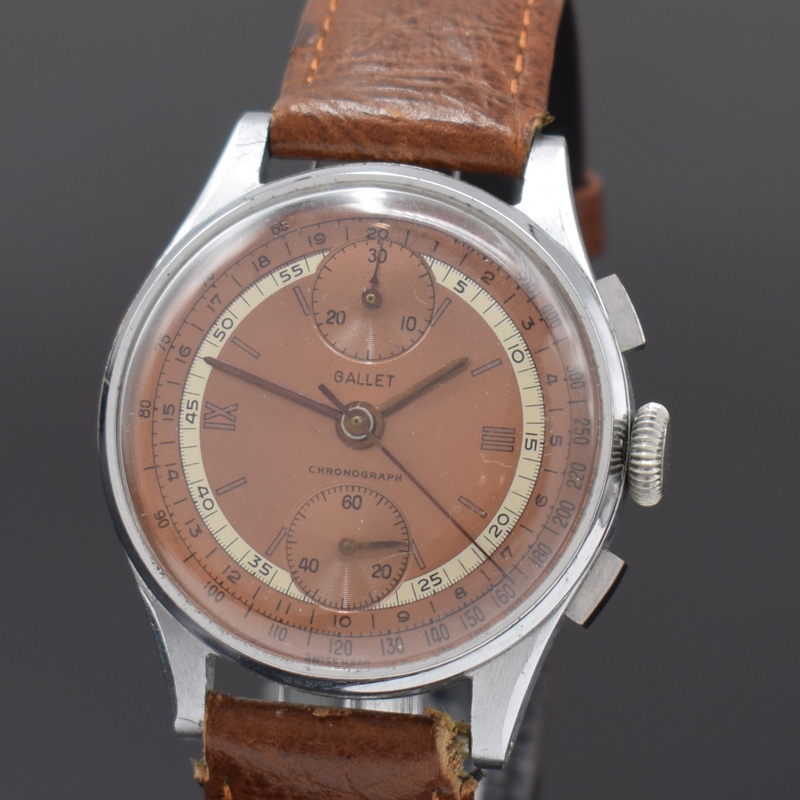 Detail a: GALLET Schaltradchronograph, Handaufzug, Schweiz um 1940, Metall verchr., Edelstahlboden u. Glasrand aufgedr., zweifarbiges meist kupferfarb. ...