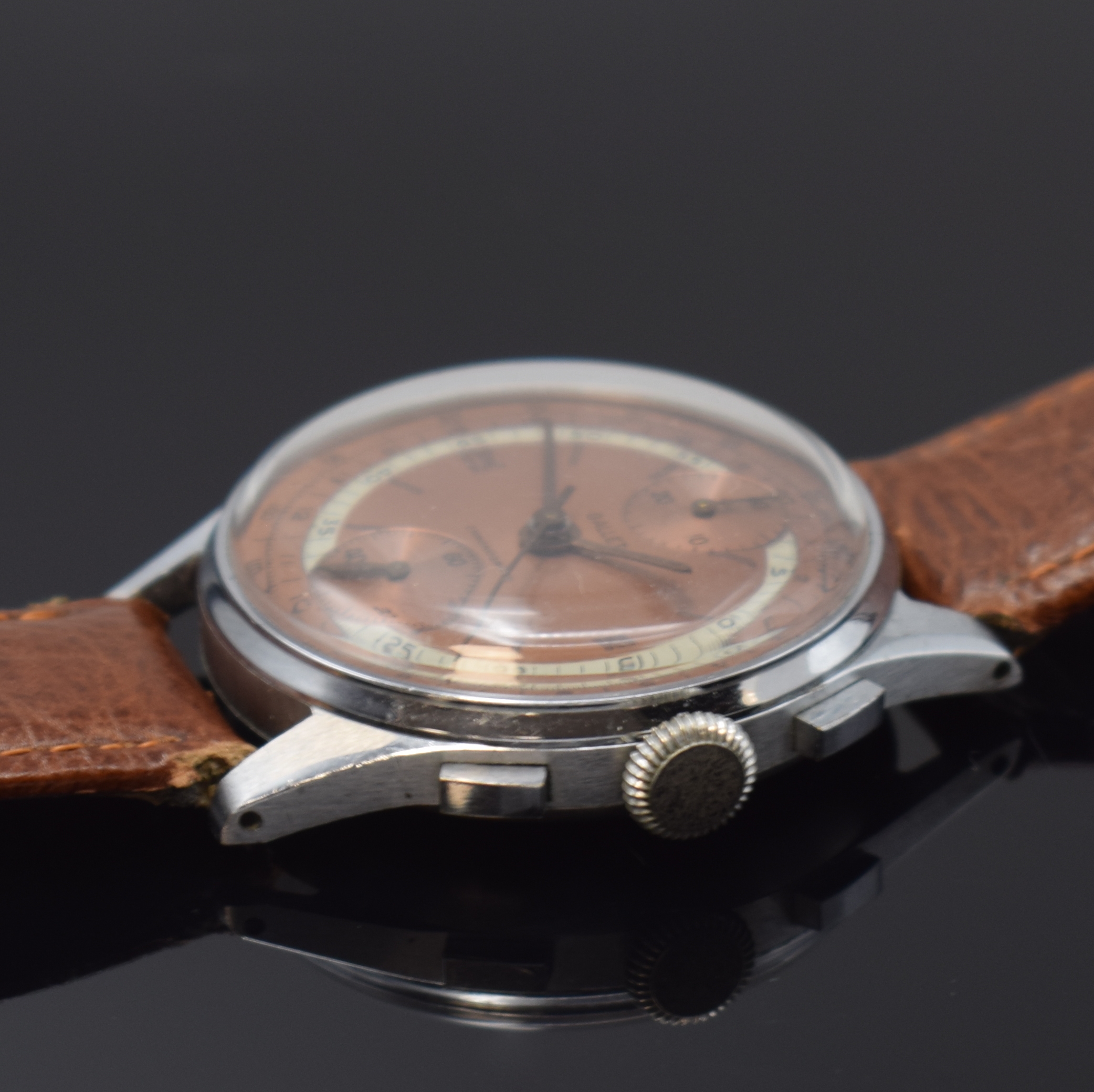 Detail b: GALLET Schaltradchronograph, Handaufzug, Schweiz um 1940, Metall verchr., Edelstahlboden u. Glasrand aufgedr., zweifarbiges meist kupferfarb. ...