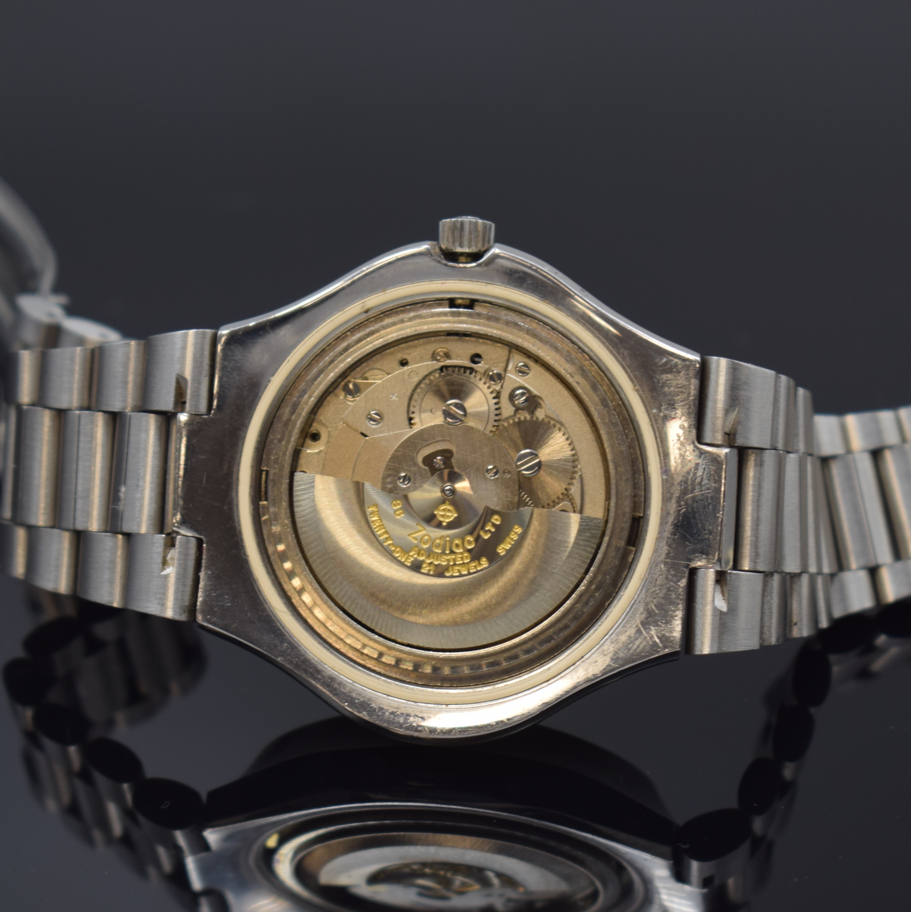 Detail d: ZODIAC nahezu neuwertige Armbanduhr in Stahl/ Stahlband Referenz 862 976, Schweiz um 1975, Automatik, 2-tlg. Geh. m. integr. orig. Band, Boden ...