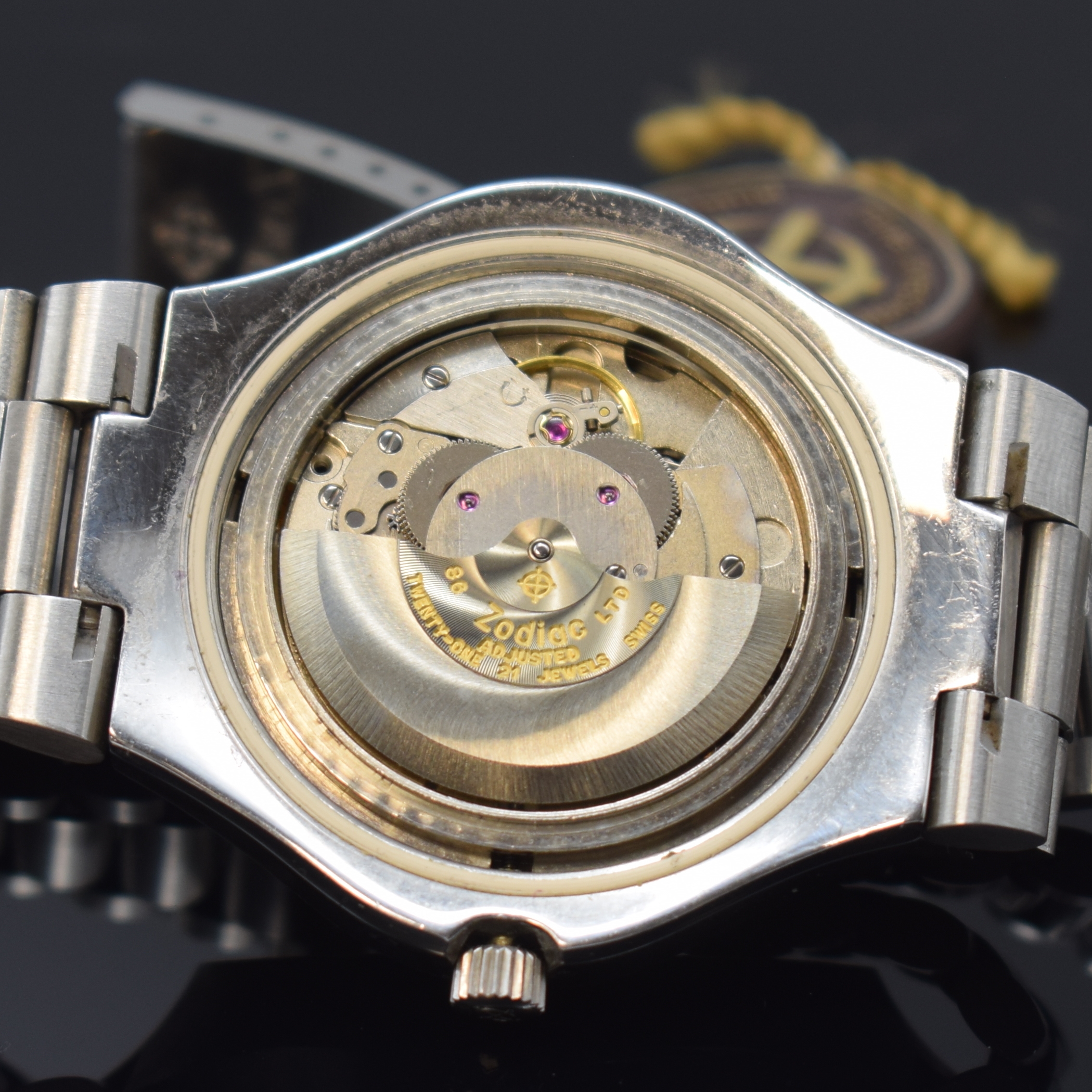 Detail e: ZODIAC nahezu neuwertige Armbanduhr in Stahl/ Stahlband Referenz 862 976, Schweiz um 1975, Automatik, 2-tlg. Geh. m. integr. orig. Band, Boden ...