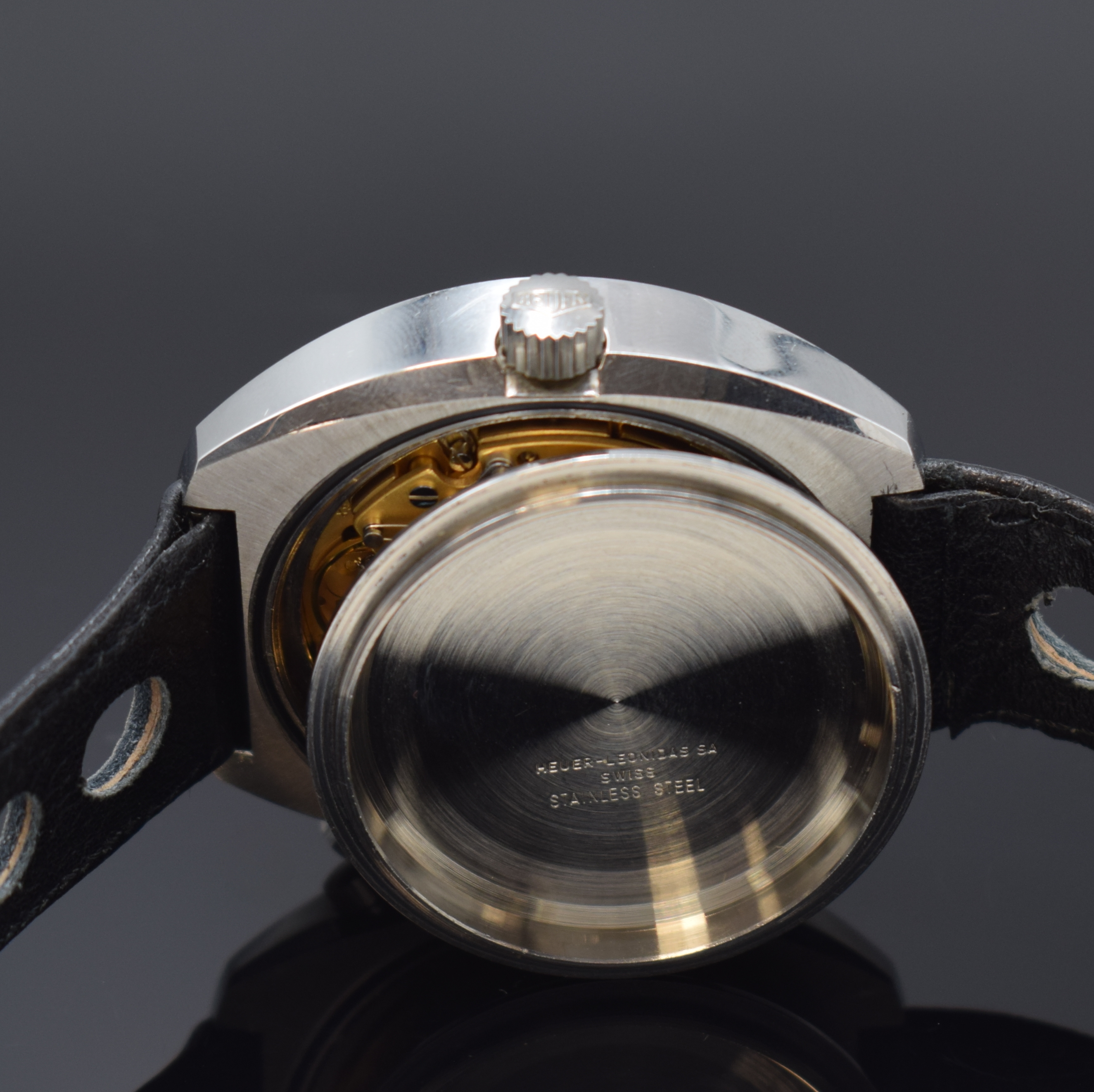 Detail f: HEUER Montreal Referenz 110.503 Armbanduhr mit Chronograph in Stahl, Schweiz um 1975, Automatik, 2-tlg. Geh., Boden m. orig. Stickerverschr., orig. ...