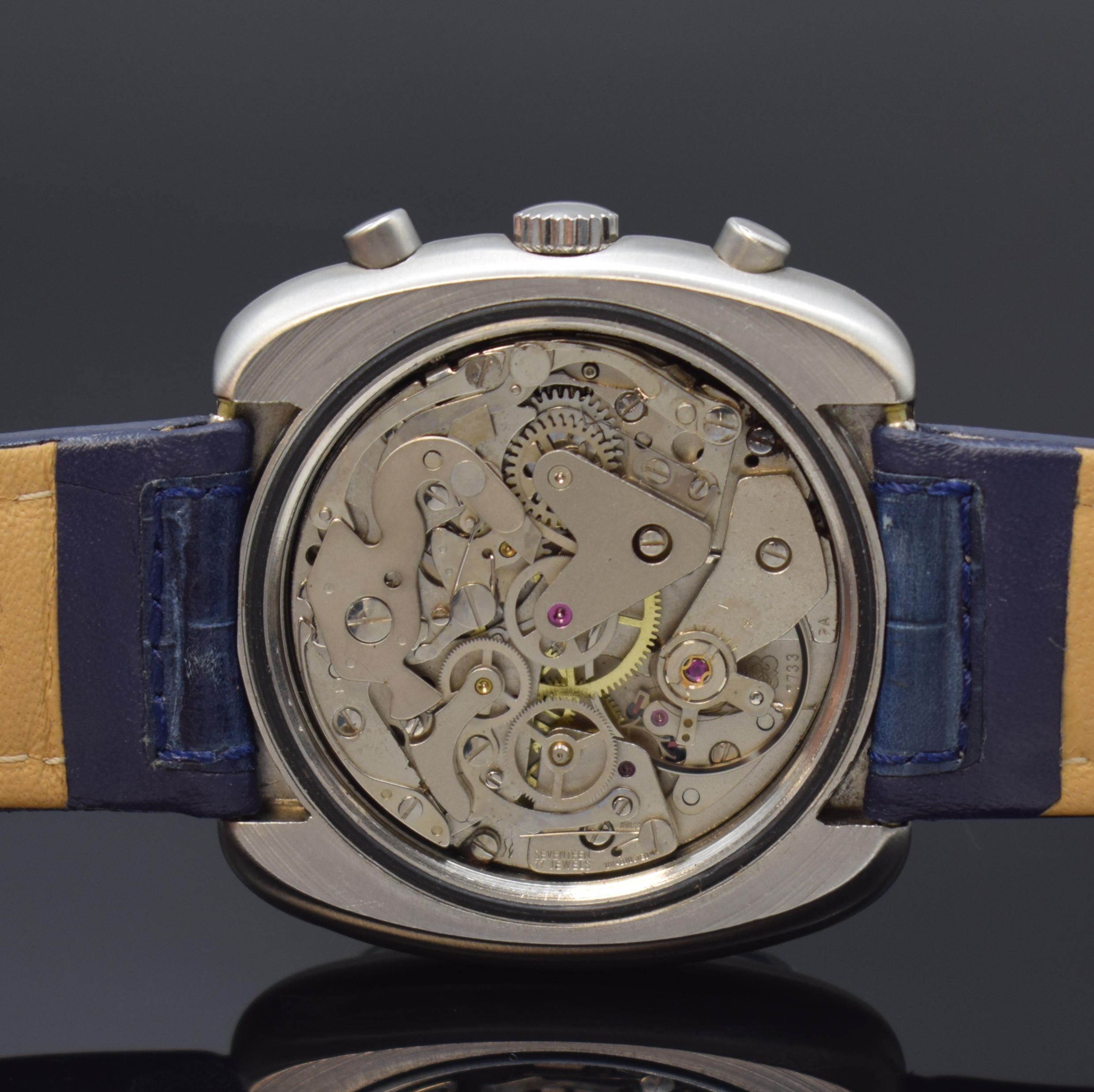 Detail d: CANDINO Armbandchronograph in Stahl, Schweiz um 1975, Handaufzug, satiniertes Geh., Boden verschr., blaues Zifferbl., cremefarb. Minuterie u. ...