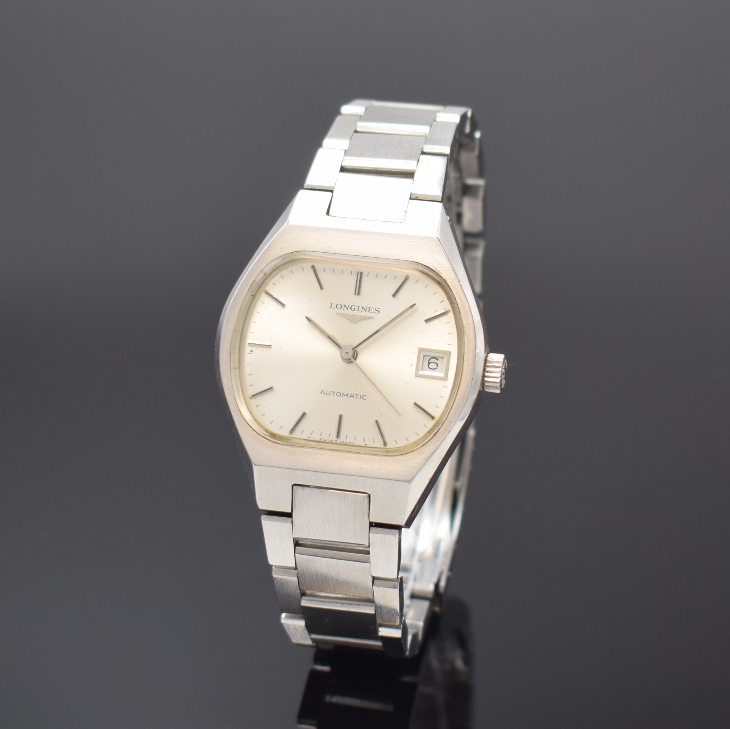 LONGINES Armbanduhr in Stahl/Stahlband, Schweiz um 1975, Automatik, 2-tlg. Geh. m. integr. orig. Band, Boden verschr., orig. Krone, silb. Zifferbl., ...