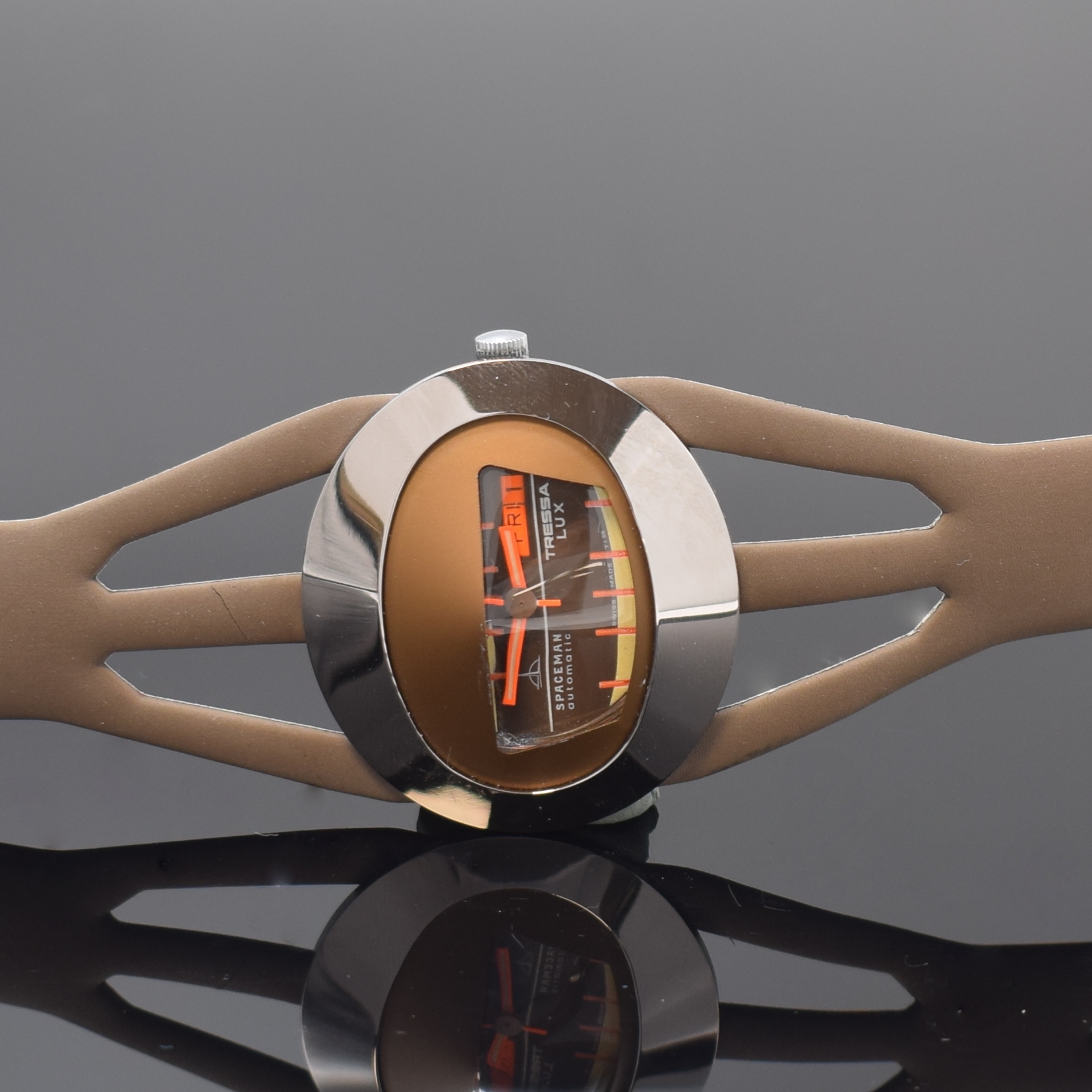 Detail a: SPACEMAN Tressa Lux ausgefallene Design- Armbanduhr der 1970er Jahre, Schweiz um 1975, Design: Andr? Le Marquand, Automatik, Fiberglas-Geh. dem Helm ...