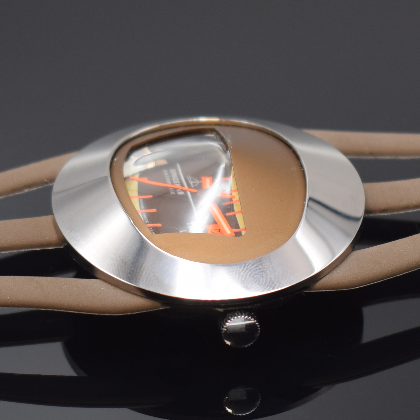 Detail b: SPACEMAN Tressa Lux ausgefallene Design- Armbanduhr der 1970er Jahre, Schweiz um 1975, Design: Andr? Le Marquand, Automatik, Fiberglas-Geh. dem Helm ...