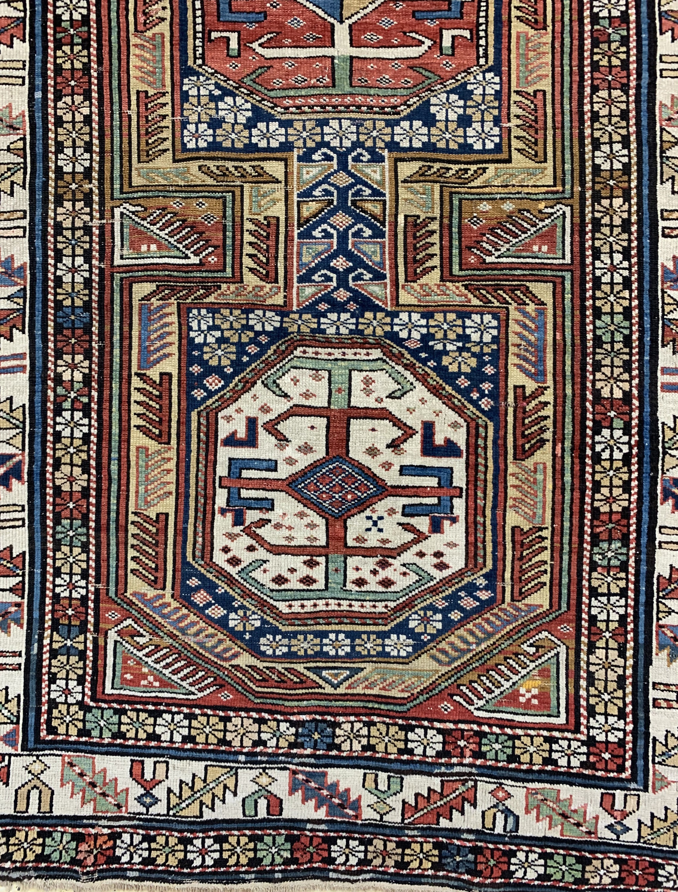 Detail a: Ordutsch"Konagend"antik, Kaukasus, 19.Jhd, Wolle auf Wolle, ca. 250 x 107 cm, EHZ: 3, (alte Restaurierungen)