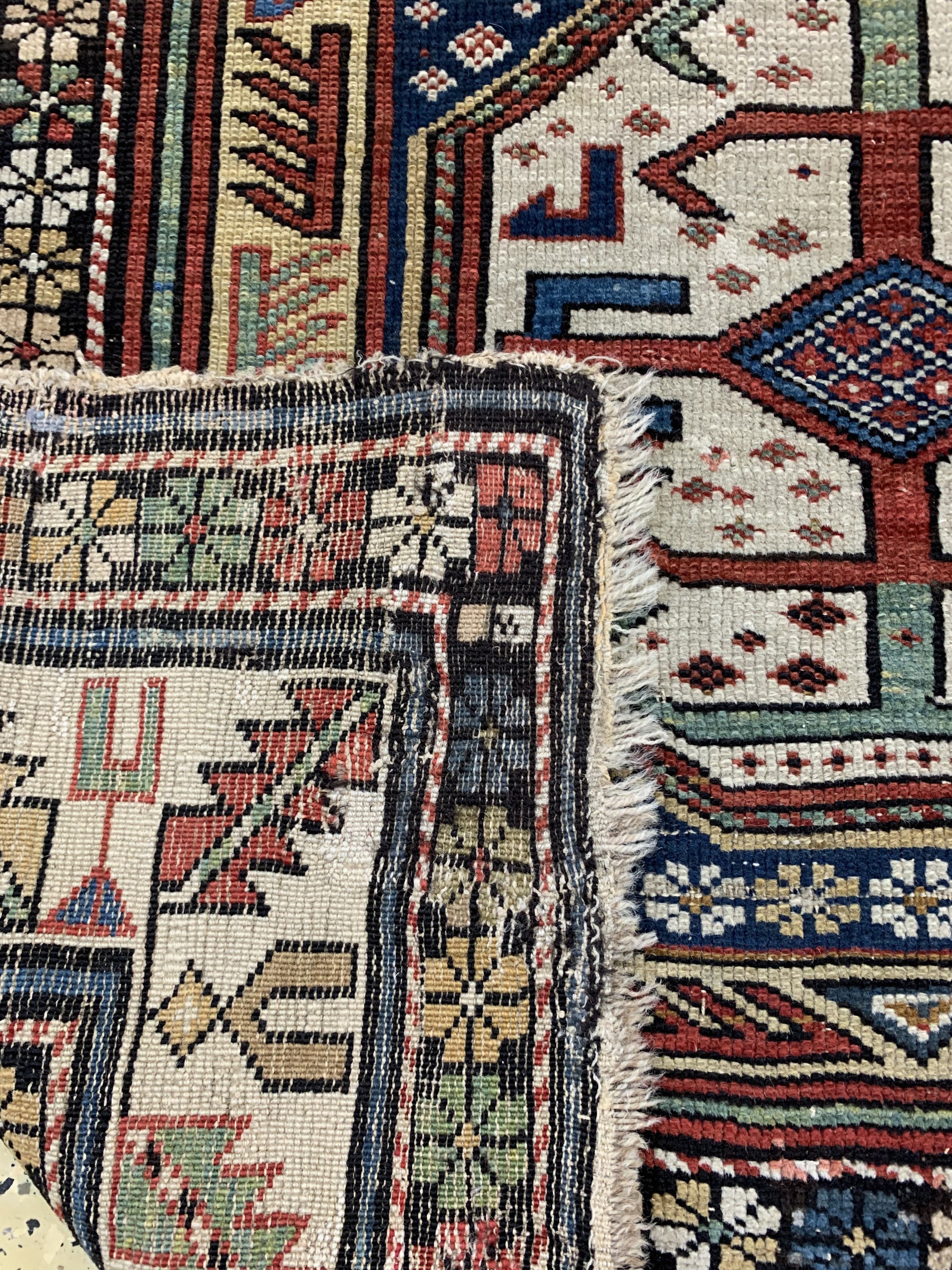 Detail e: Ordutsch"Konagend"antik, Kaukasus, 19.Jhd, Wolle auf Wolle, ca. 250 x 107 cm, EHZ: 3, (alte Restaurierungen)