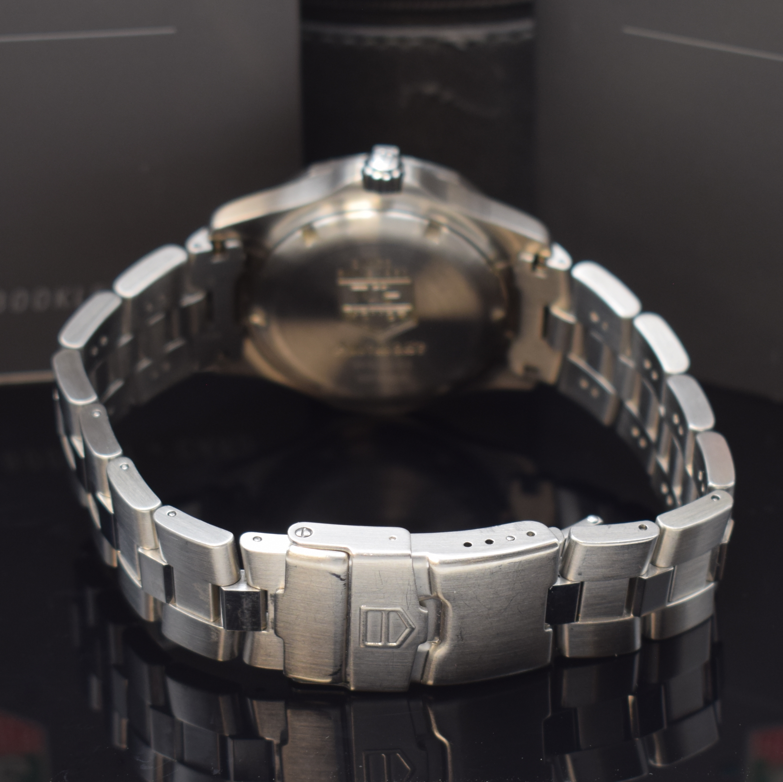Detail b: TAG HEUER 2000 Herrensportuhr Referenz WN2111 in Stahl/Stahlband, Schweiz lt. orig. Pap. verk. 2006, Automatik, satiniertes Geh., Boden u. Krone ...