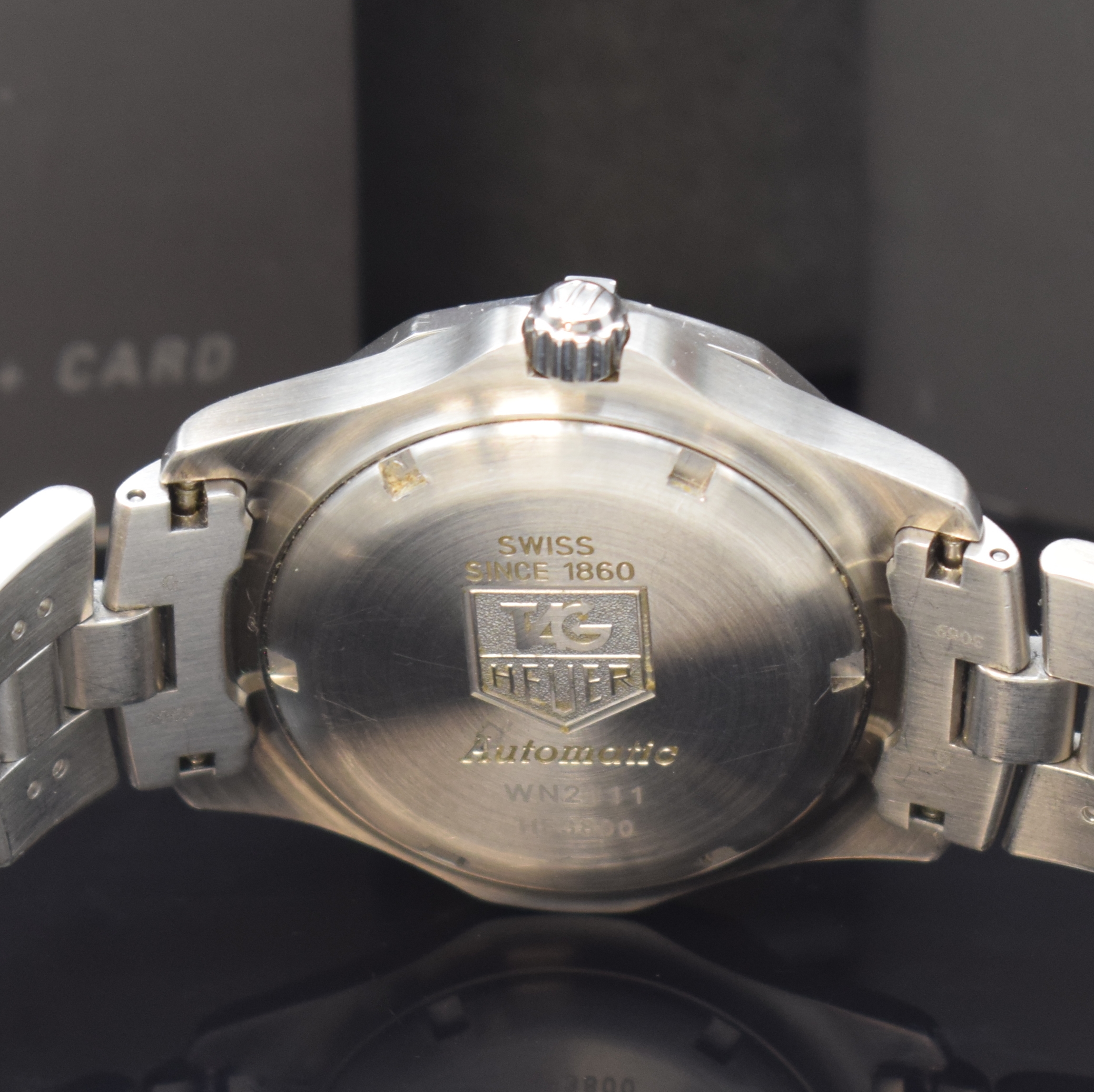 Detail d: TAG HEUER 2000 Herrensportuhr Referenz WN2111 in Stahl/Stahlband, Schweiz lt. orig. Pap. verk. 2006, Automatik, satiniertes Geh., Boden u. Krone ...