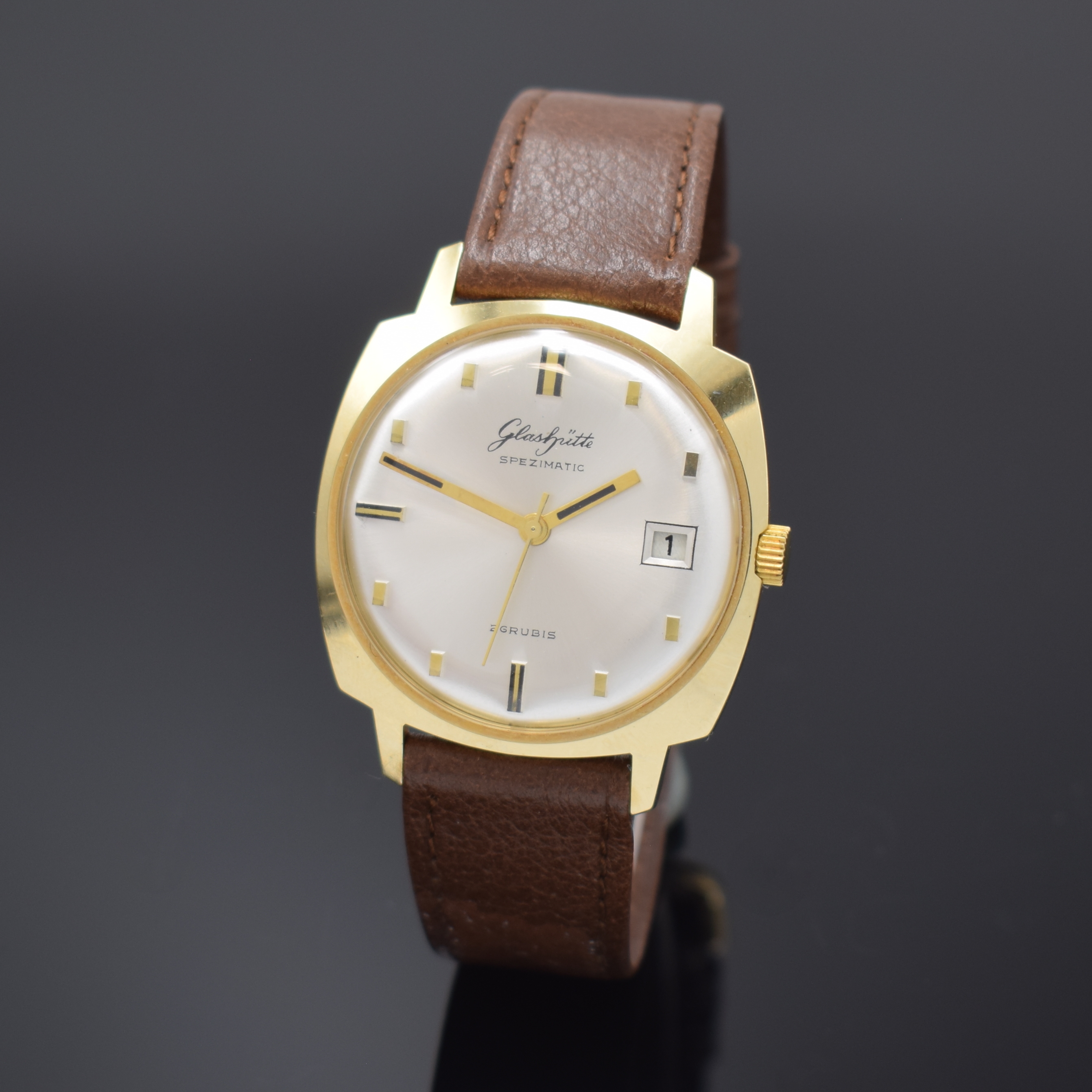 GLASHÜTTE Spezimatic nahezu neuwertige Armbanduhr, DDR um 1974, Automatik, verg., Kissenförm. Geh., aufgedr. Stahlboden, silb. Zifferbl., gold. ...
