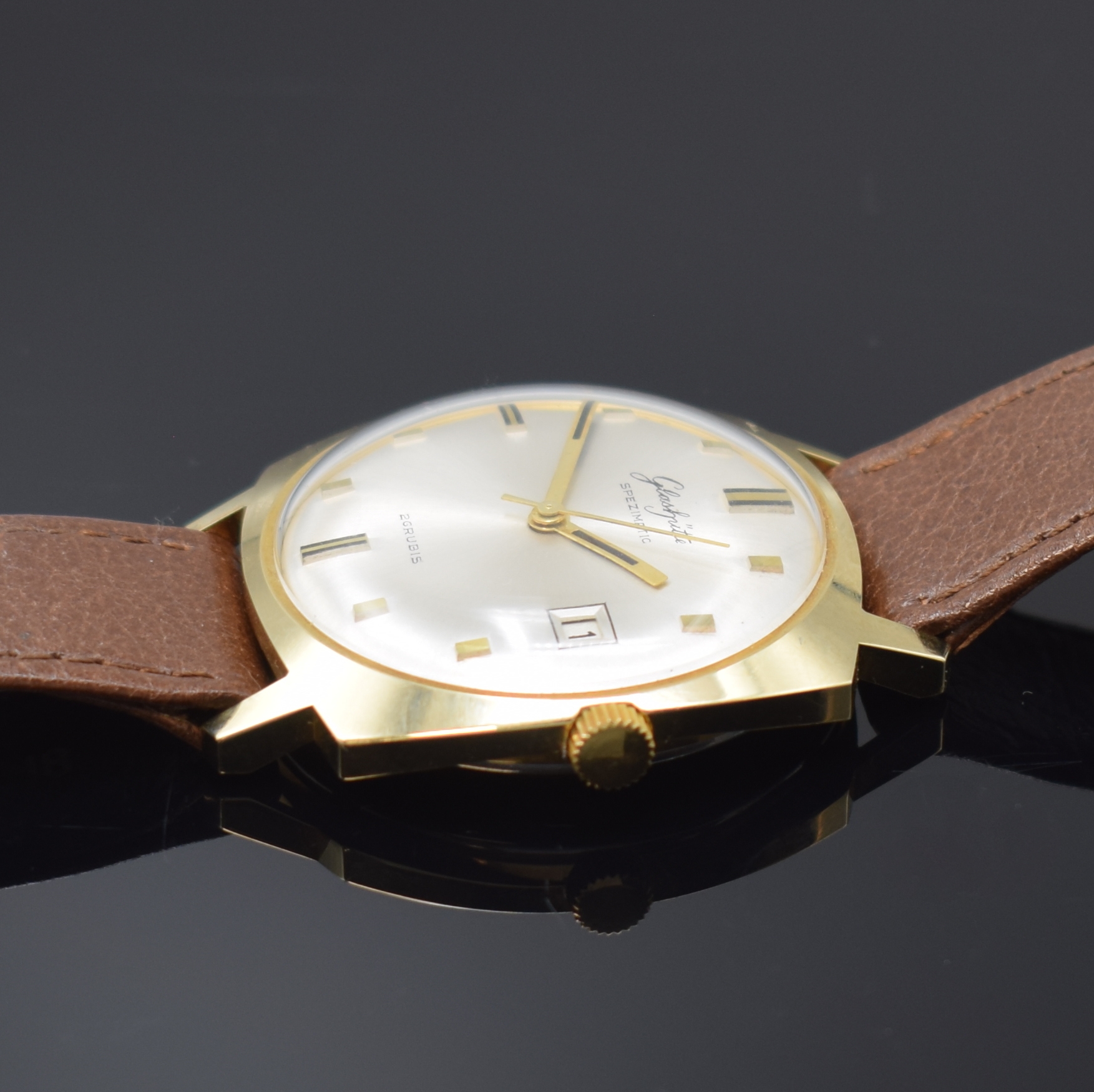 Detail b: GLASHÜTTE Spezimatic nahezu neuwertige Armbanduhr, DDR um 1974, Automatik, verg., Kissenförm. Geh., aufgedr. Stahlboden, silb. Zifferbl., gold. ...