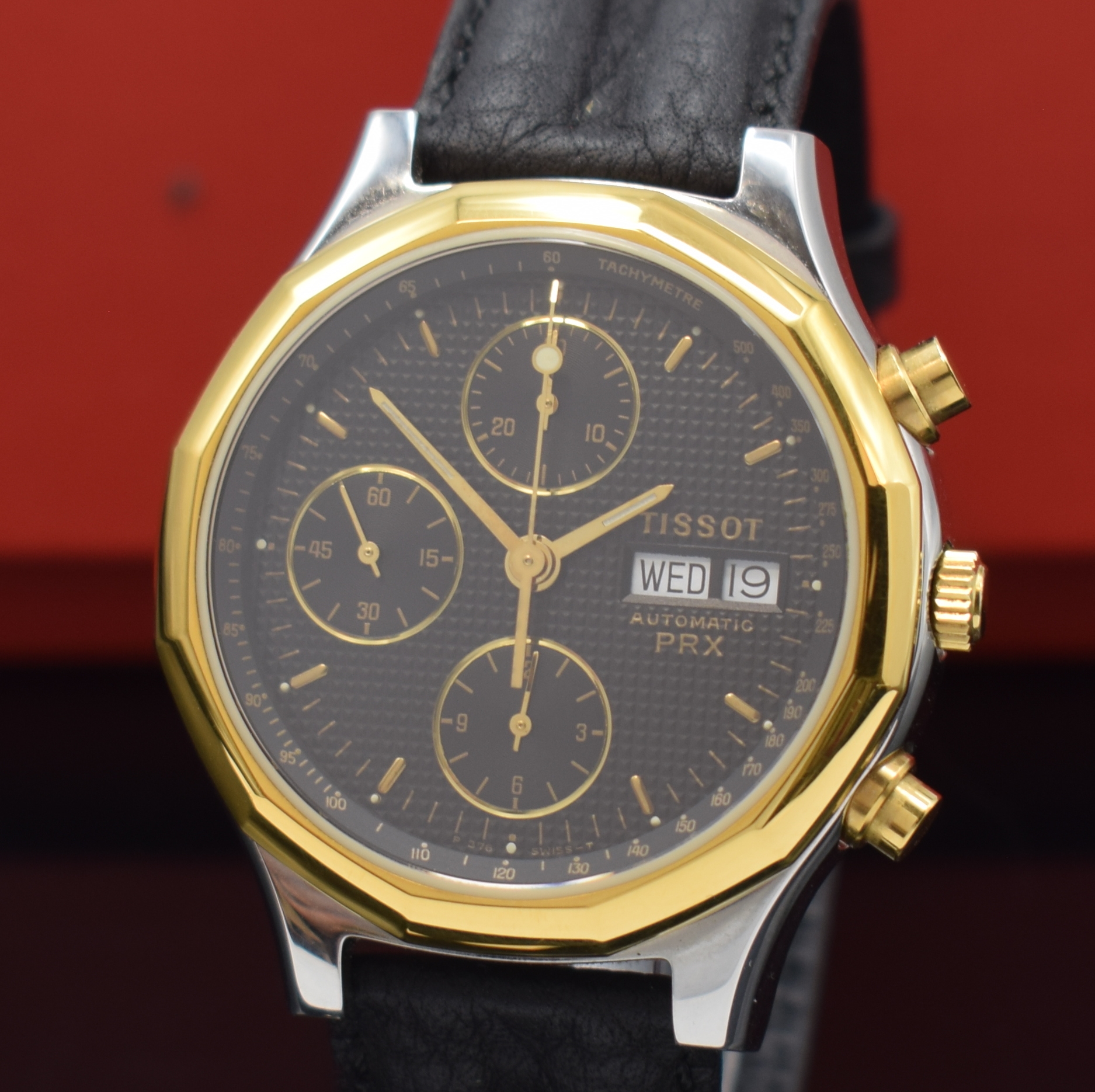 Detail a: TISSOT PRX Armbandchronograph, Schweiz um 1990, Automatik, Stahlgeh. m. verg. 12-eckiger Lünette, Boden verschr., schwarz. Waffel- Zifferbl., gold. ...