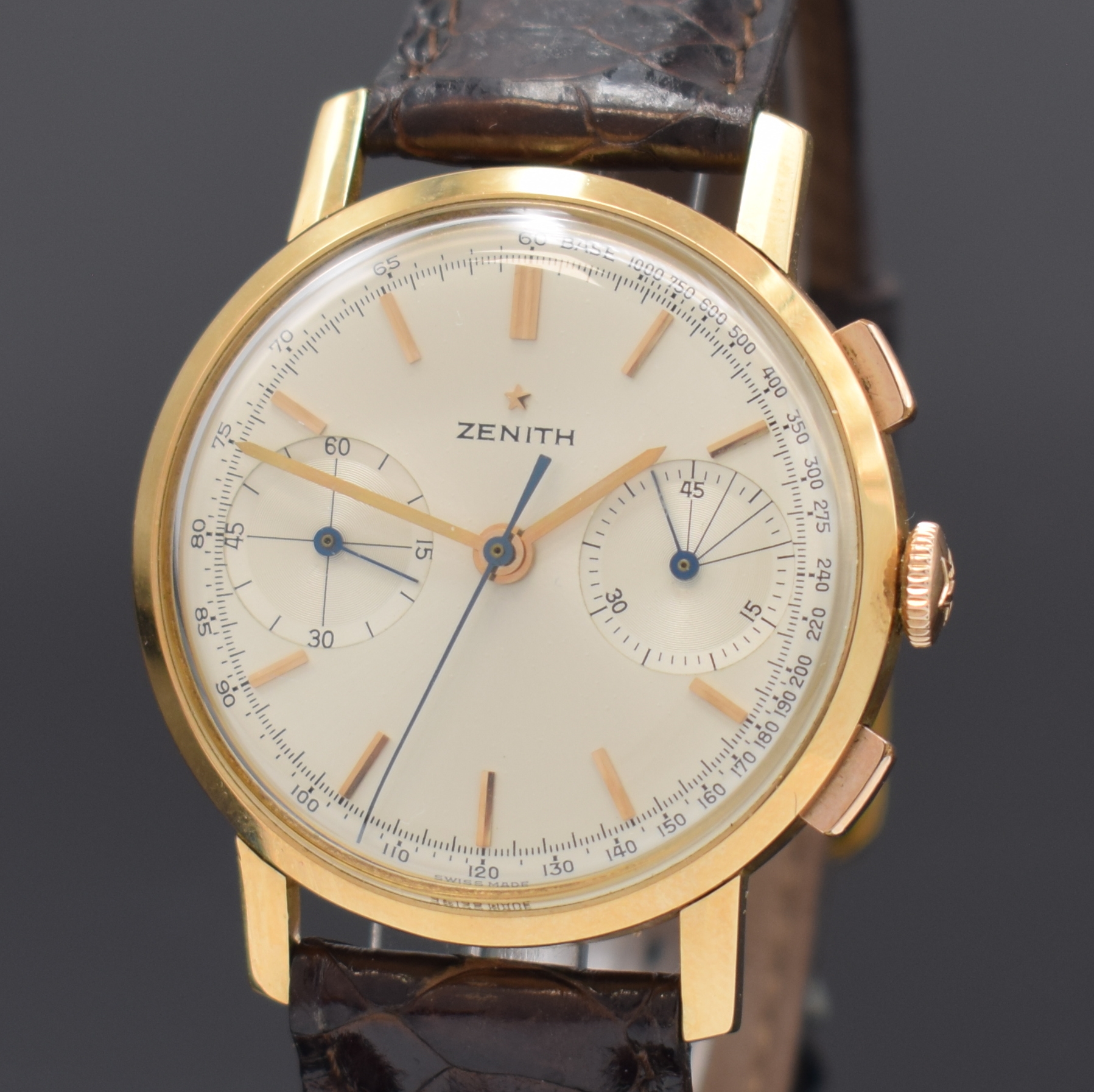 Detail a: ZENITH Schaltradchronograph in RoseG 750/000, Schweiz um 1965, Handaufzug, 3-tlg. Geh., Boden u. Glasrand gedr., orig. Krone, silb. Zifferbl. pat., ...