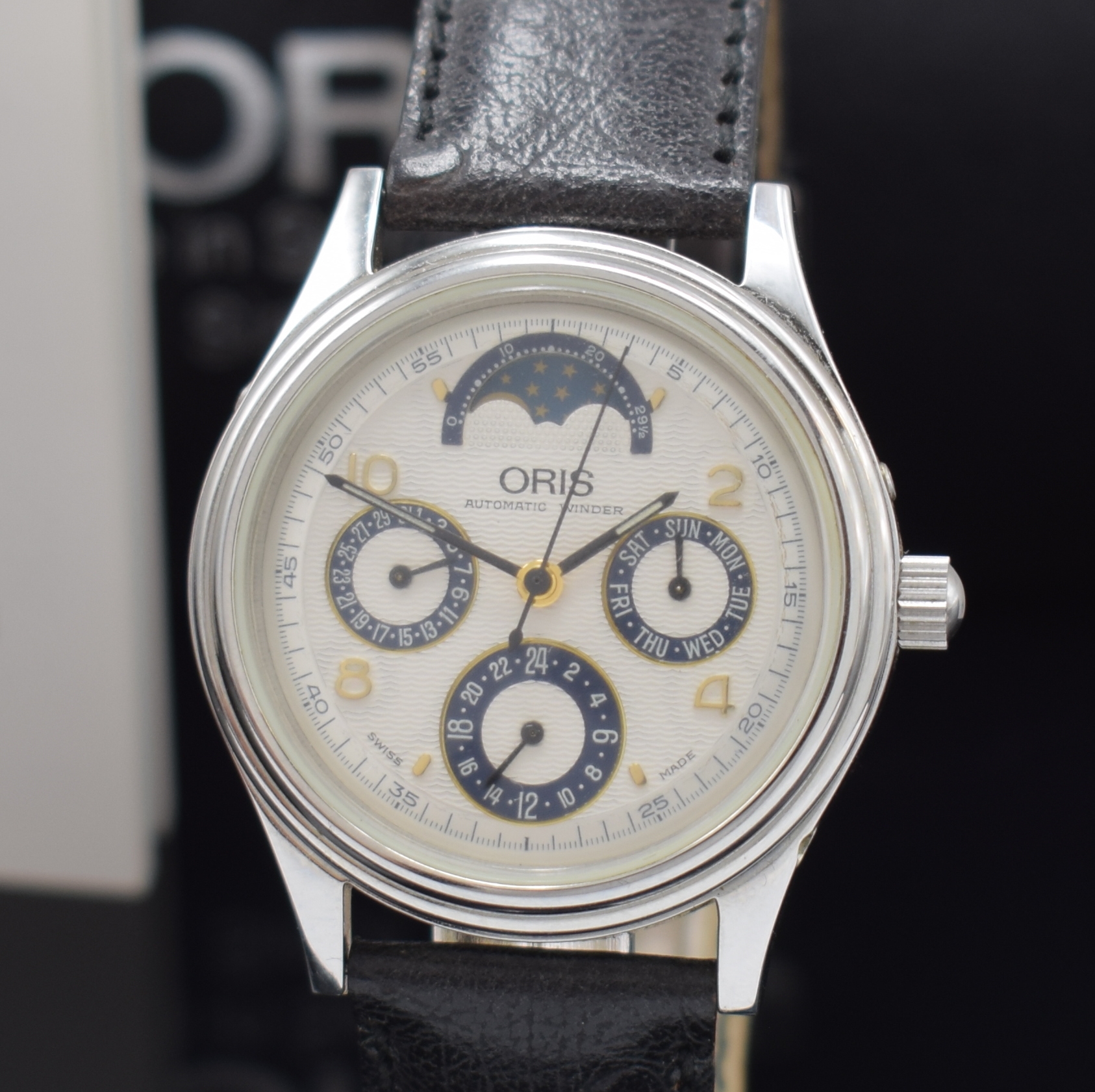 Detail a: ORIS Armbanduhr mit Vollkalender und Mondphase in Stahl, Schweiz 2000, Automatik, beids. vergl. Geh., Boden verschr., seitl. Korrekturdrücker, silb. ...