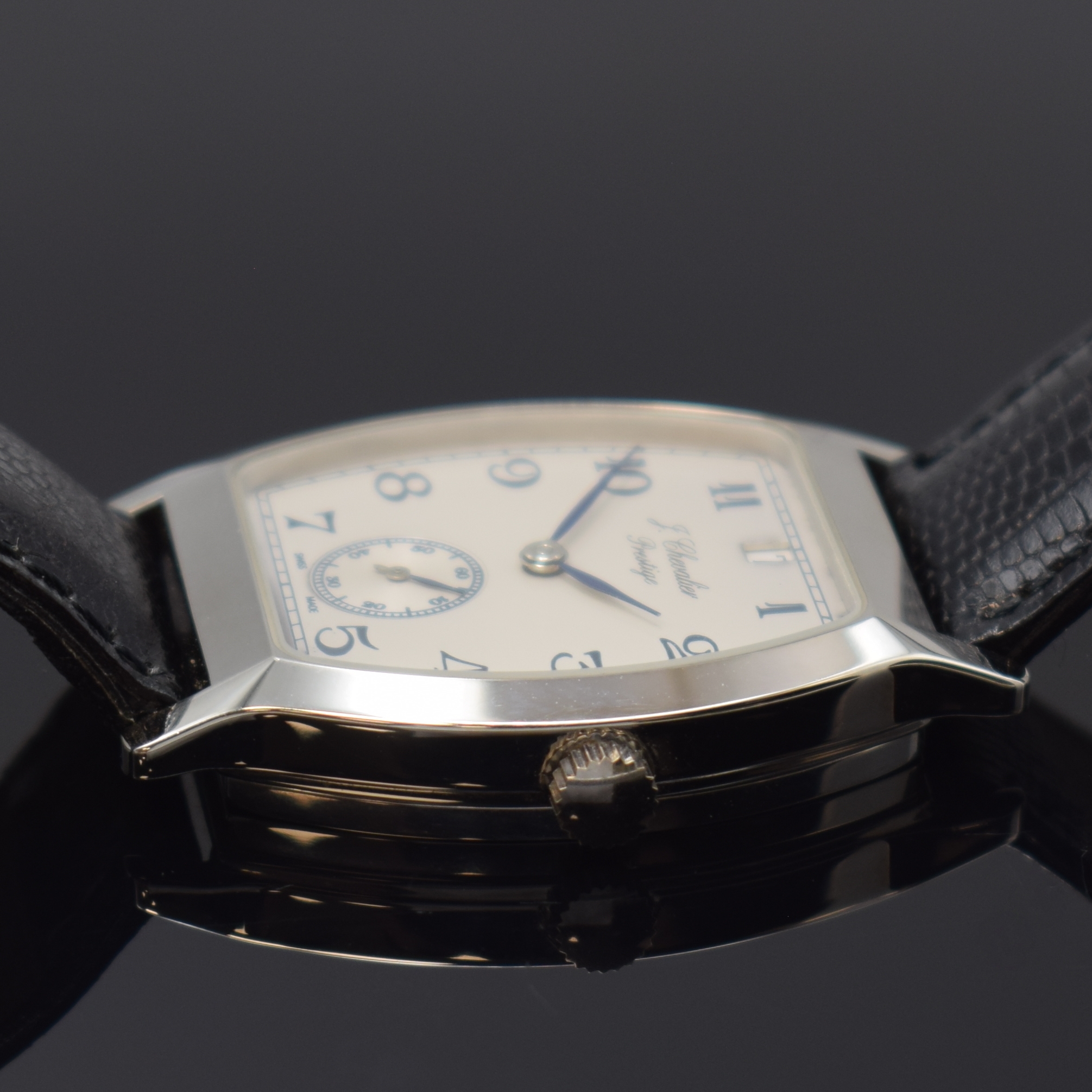 Detail b: CHEVALIER Prestige Armbanduhr, Handaufzug, Schweiz 1990er Jahre, Handaufzug, tonneauförm. Geh., Edelstahlboden aufgedr., silb. Zifferbl. m. arab. ...