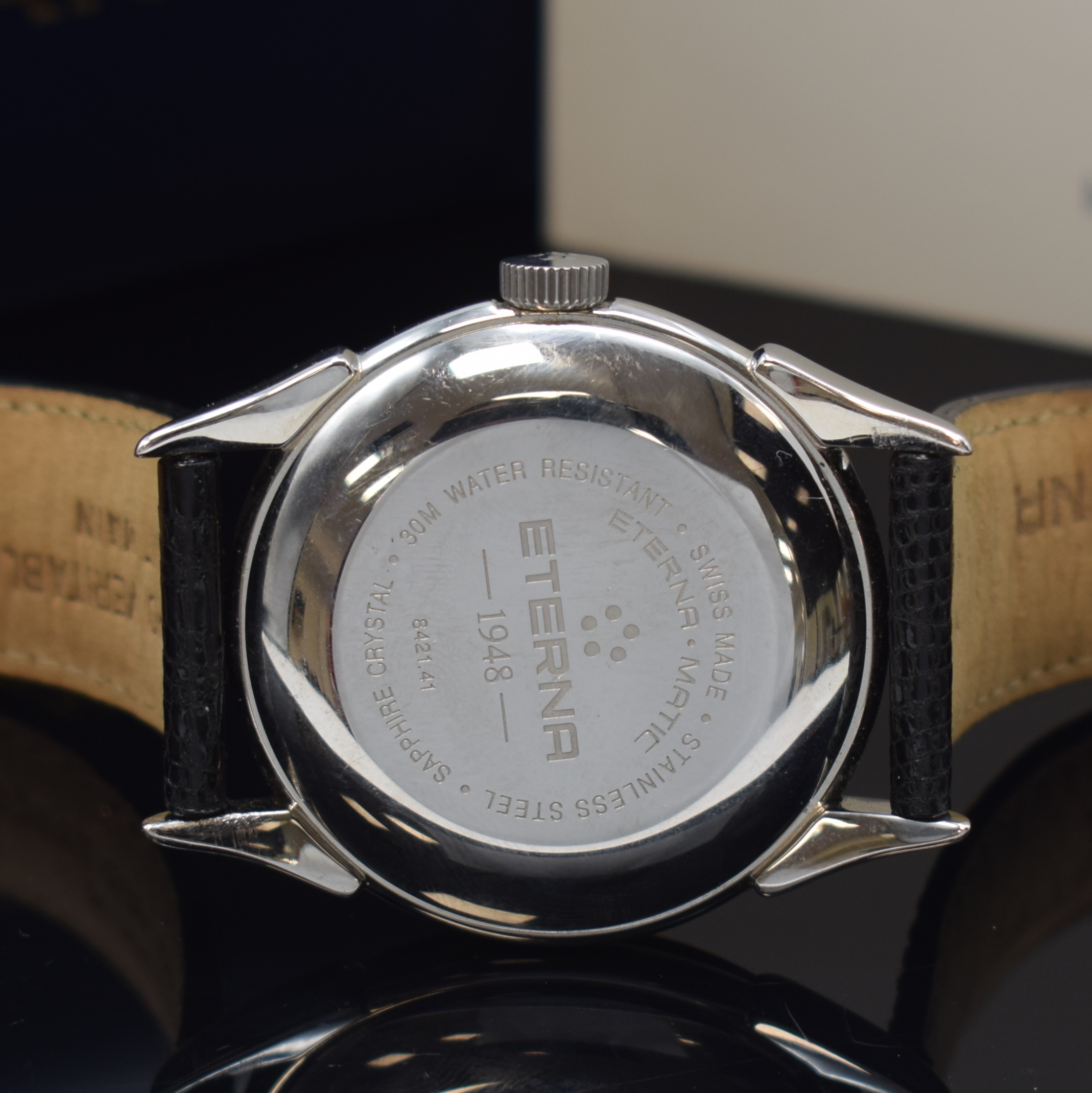 Detail d: ETERNA-MATIC 1948 Herrenarmbanduhr in Stahl, Schweiz um 1995, Automatik, Boden aufgedr., orig. Lederband m. orig. Dornschl., silb. Zifferbl. m. gold. ...