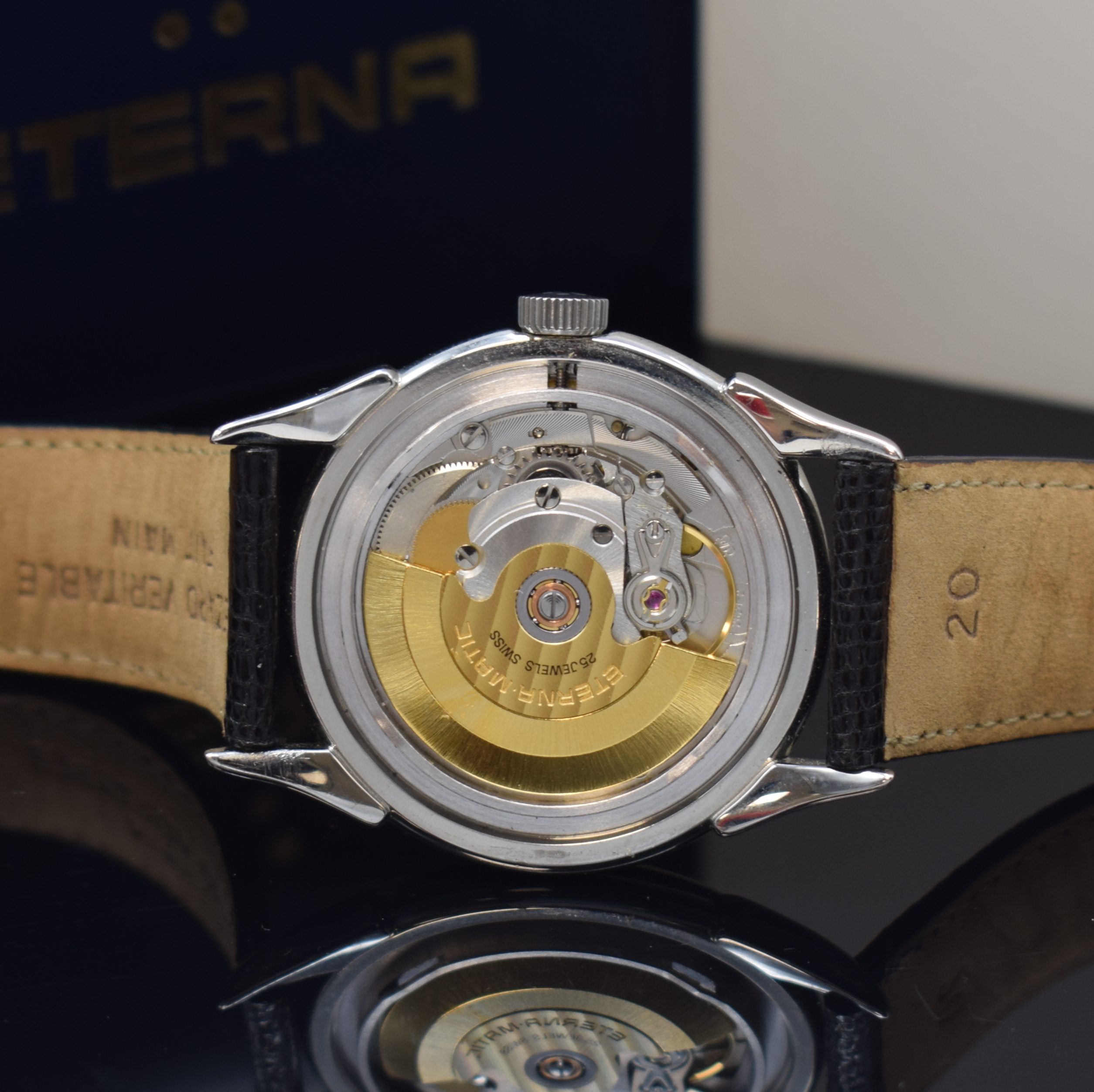 Detail e: ETERNA-MATIC 1948 Herrenarmbanduhr in Stahl, Schweiz um 1995, Automatik, Boden aufgedr., orig. Lederband m. orig. Dornschl., silb. Zifferbl. m. gold. ...