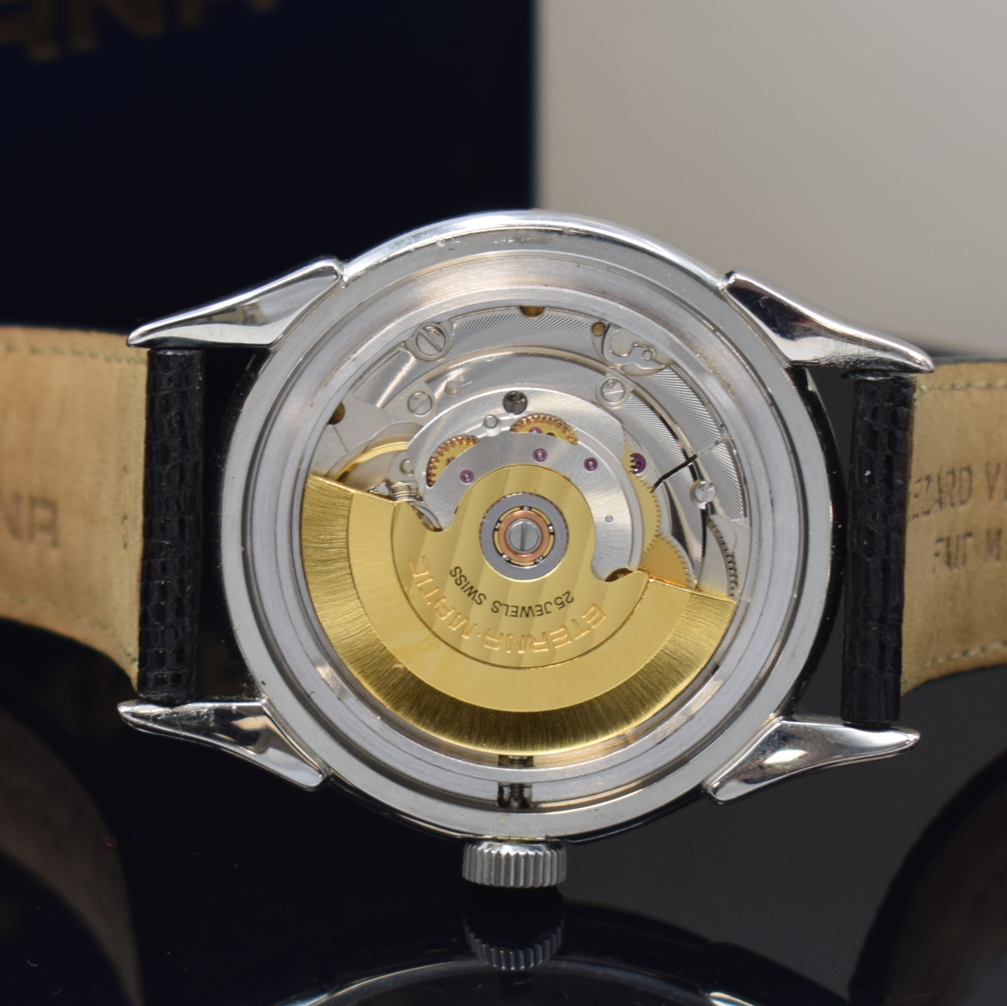 Detail f: ETERNA-MATIC 1948 Herrenarmbanduhr in Stahl, Schweiz um 1995, Automatik, Boden aufgedr., orig. Lederband m. orig. Dornschl., silb. Zifferbl. m. gold. ...