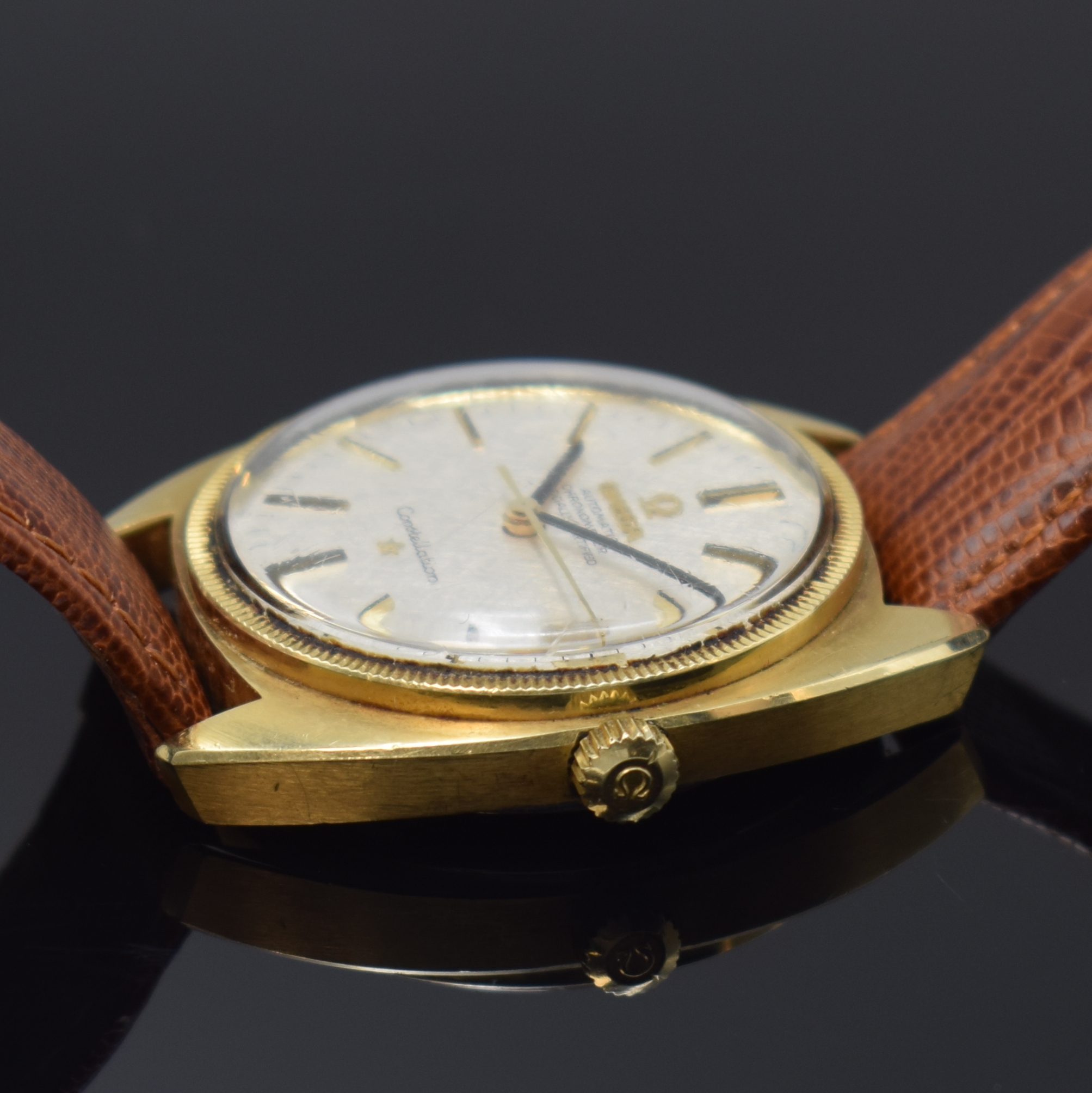 Detail b: OMEGA Constellation Chronometer Herrenarmbanduhr Referenz 168.027, Automatik, Schweiz um 1968, Edelstahlgeh. m. Goldhaube, geriffelte Lünette, Datum ...