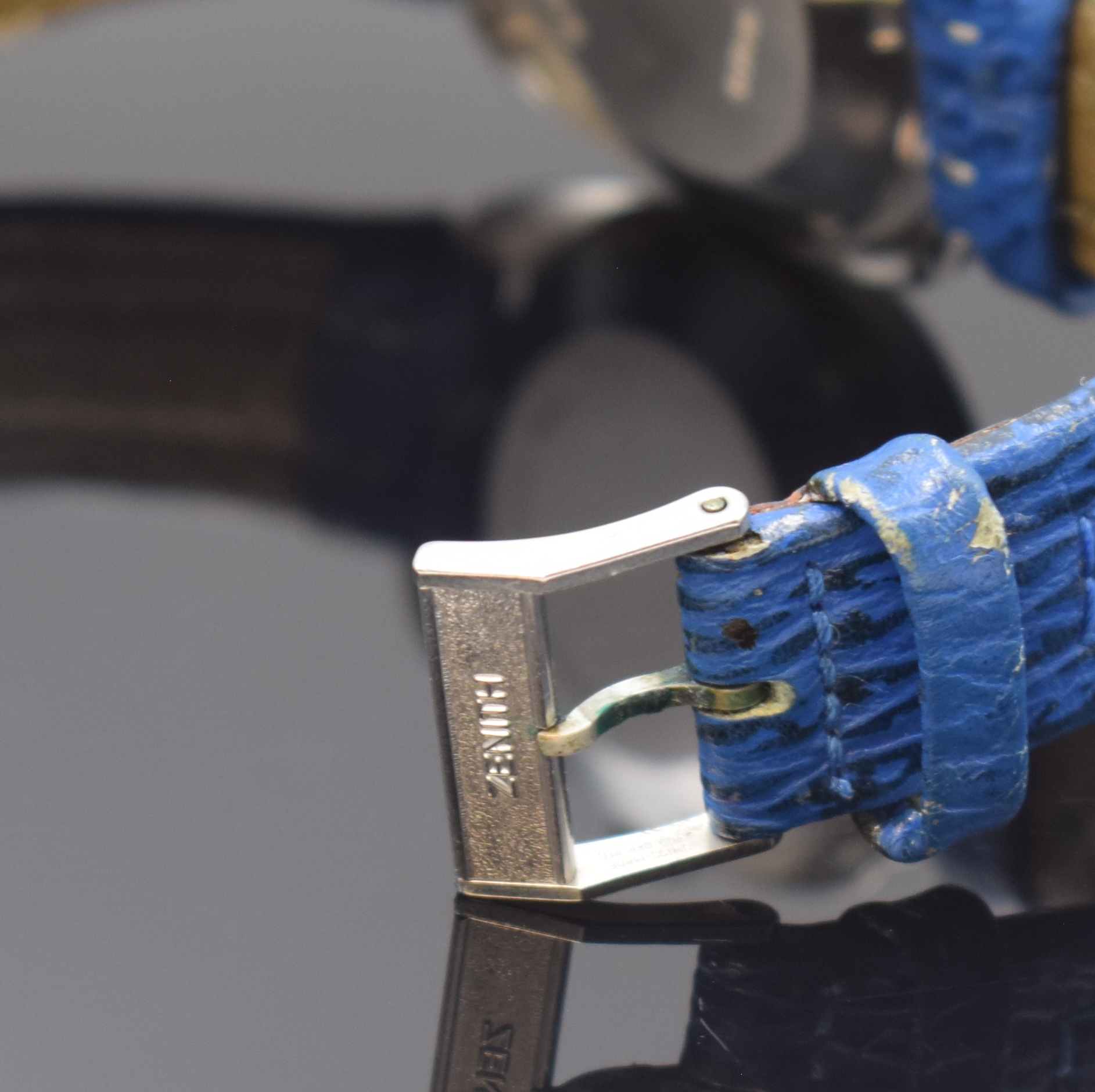 Detail b: ZENITH Herrenarmbanduhr Referenz 01-1291-380, Automatik, Schweiz um 1970, massiv Edelst. inkl. Lederband m. orig. Dornschl., blaues Zifferbl. m. ...