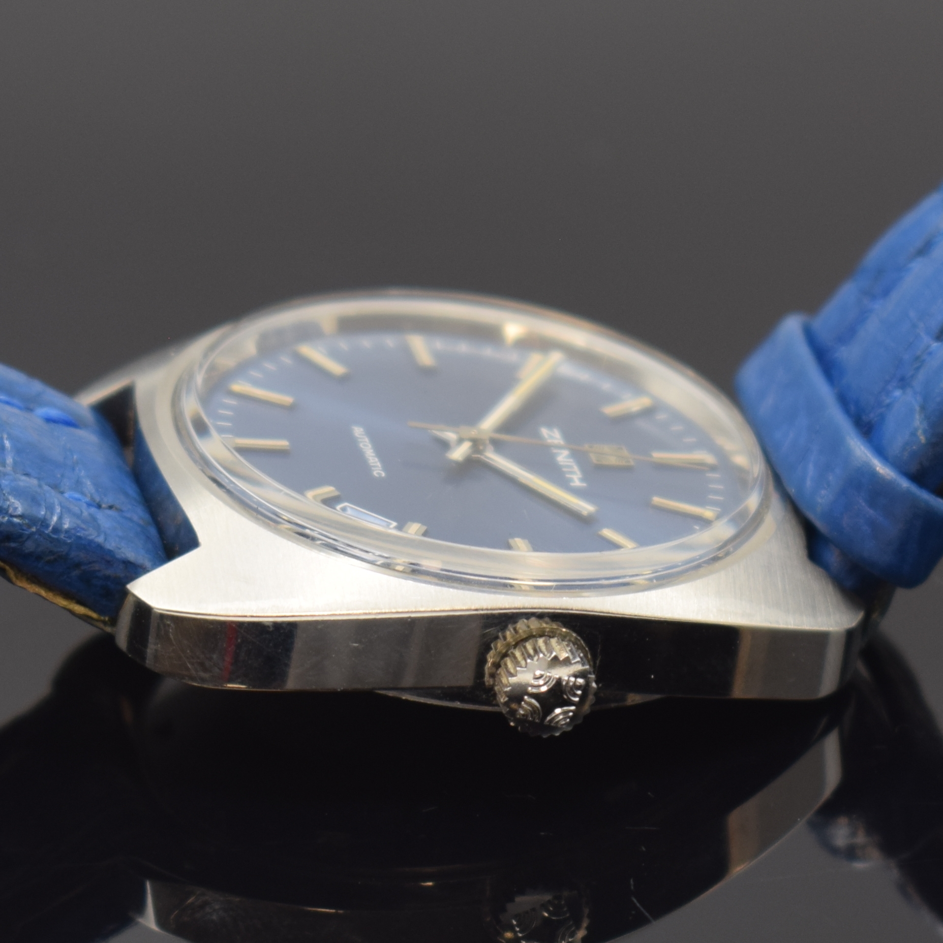 Detail c: ZENITH Herrenarmbanduhr Referenz 01-1291-380, Automatik, Schweiz um 1970, massiv Edelst. inkl. Lederband m. orig. Dornschl., blaues Zifferbl. m. ...