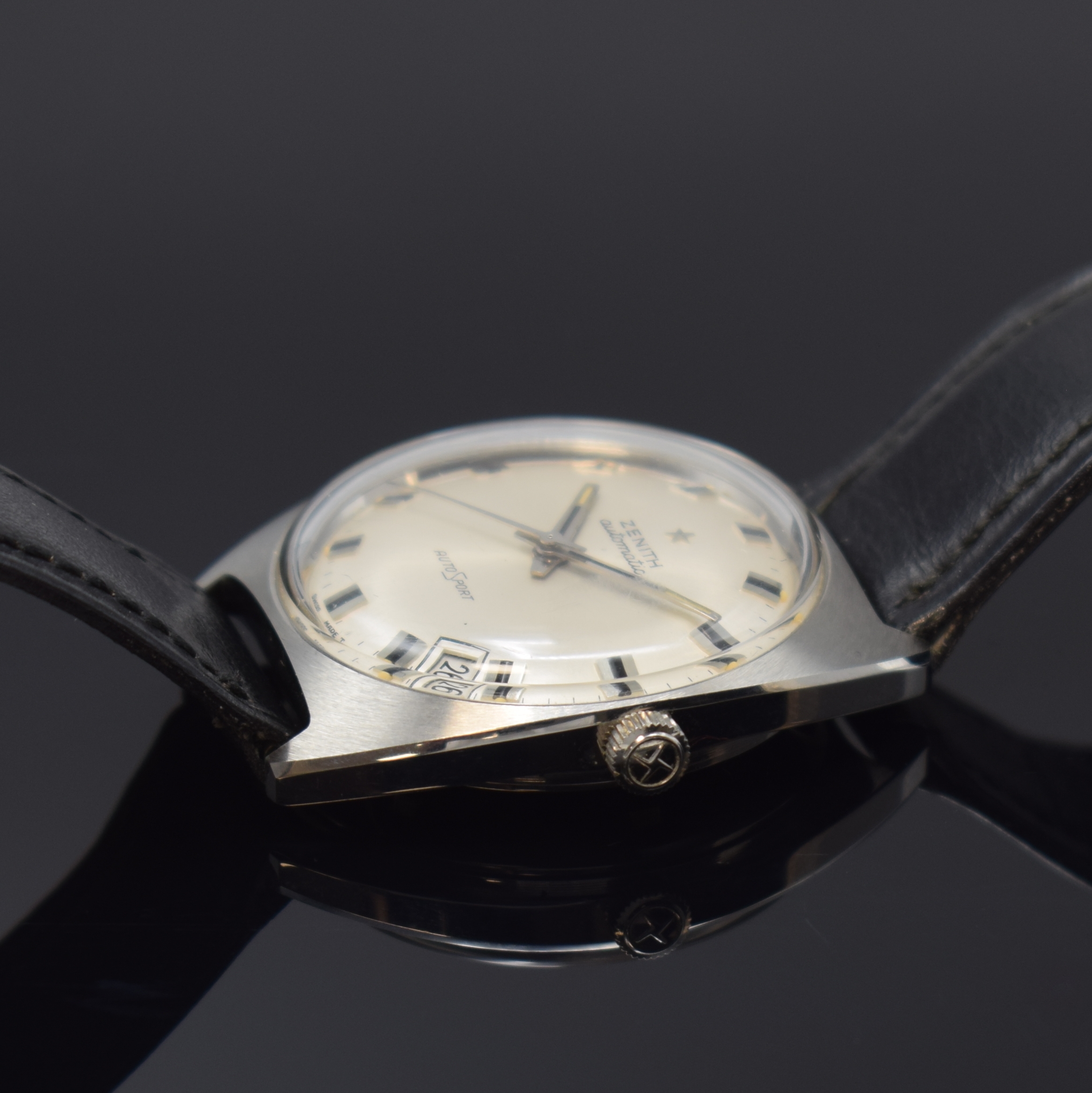 Detail b: ZENITH Autosport Herrenarmbanduhr in Stahl, Schweiz um 1970, Automatik, 2-tlg. Geh., Boden verschr., silb. Zifferbl., silb. Indizes u. Zeiger, Datum ...