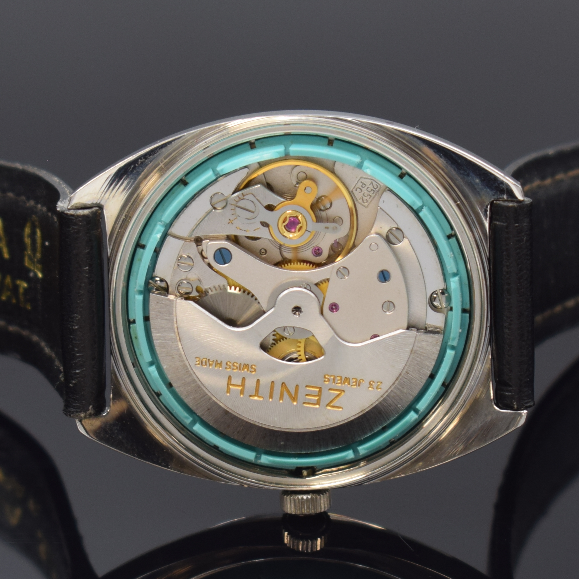 Detail e: ZENITH Autosport Herrenarmbanduhr in Stahl, Schweiz um 1970, Automatik, 2-tlg. Geh., Boden verschr., silb. Zifferbl., silb. Indizes u. Zeiger, Datum ...