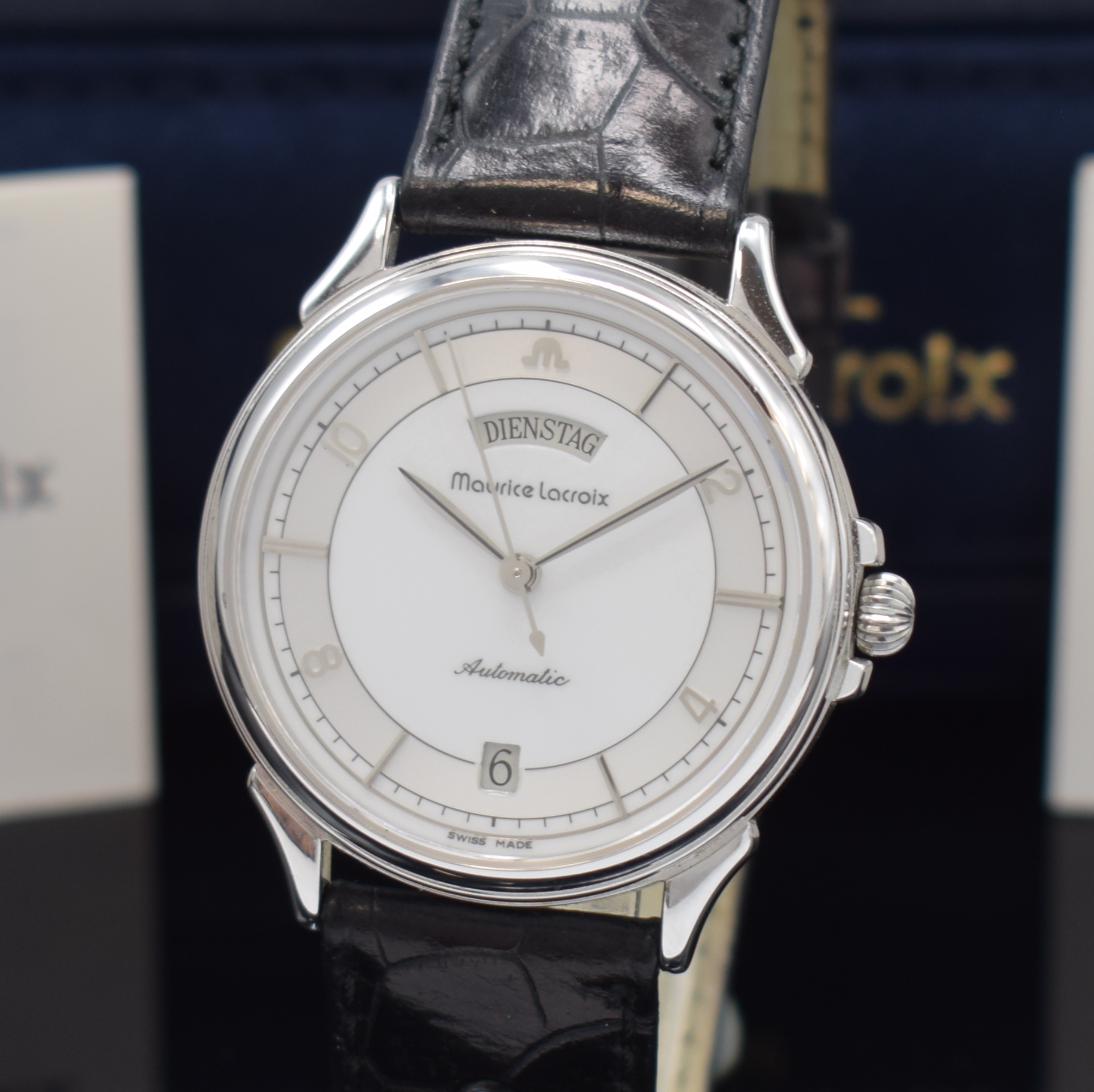 Detail a: MAURICE LACROIX Armbanduhr mit Tag und Datum in Stahl, Schweiz lt. orig. Pap. verk. 2000, Automatik, 2-tlg. Geh., Boden aufgedr., silb./weisses ...
