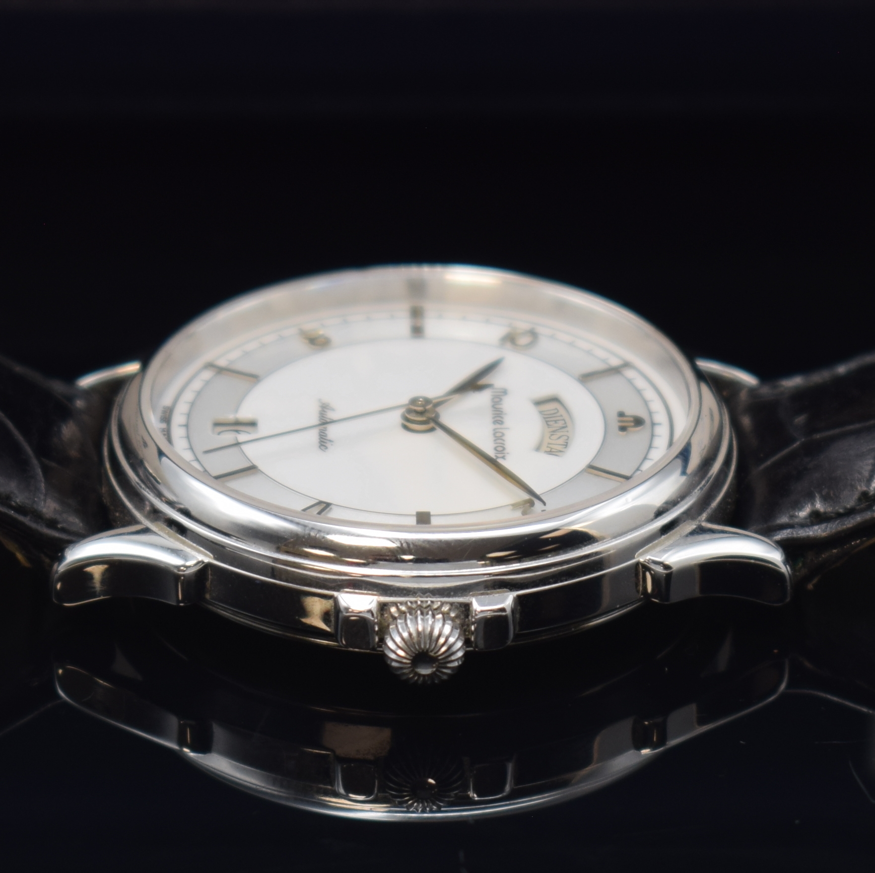 Detail b: MAURICE LACROIX Armbanduhr mit Tag und Datum in Stahl, Schweiz lt. orig. Pap. verk. 2000, Automatik, 2-tlg. Geh., Boden aufgedr., silb./weisses ...