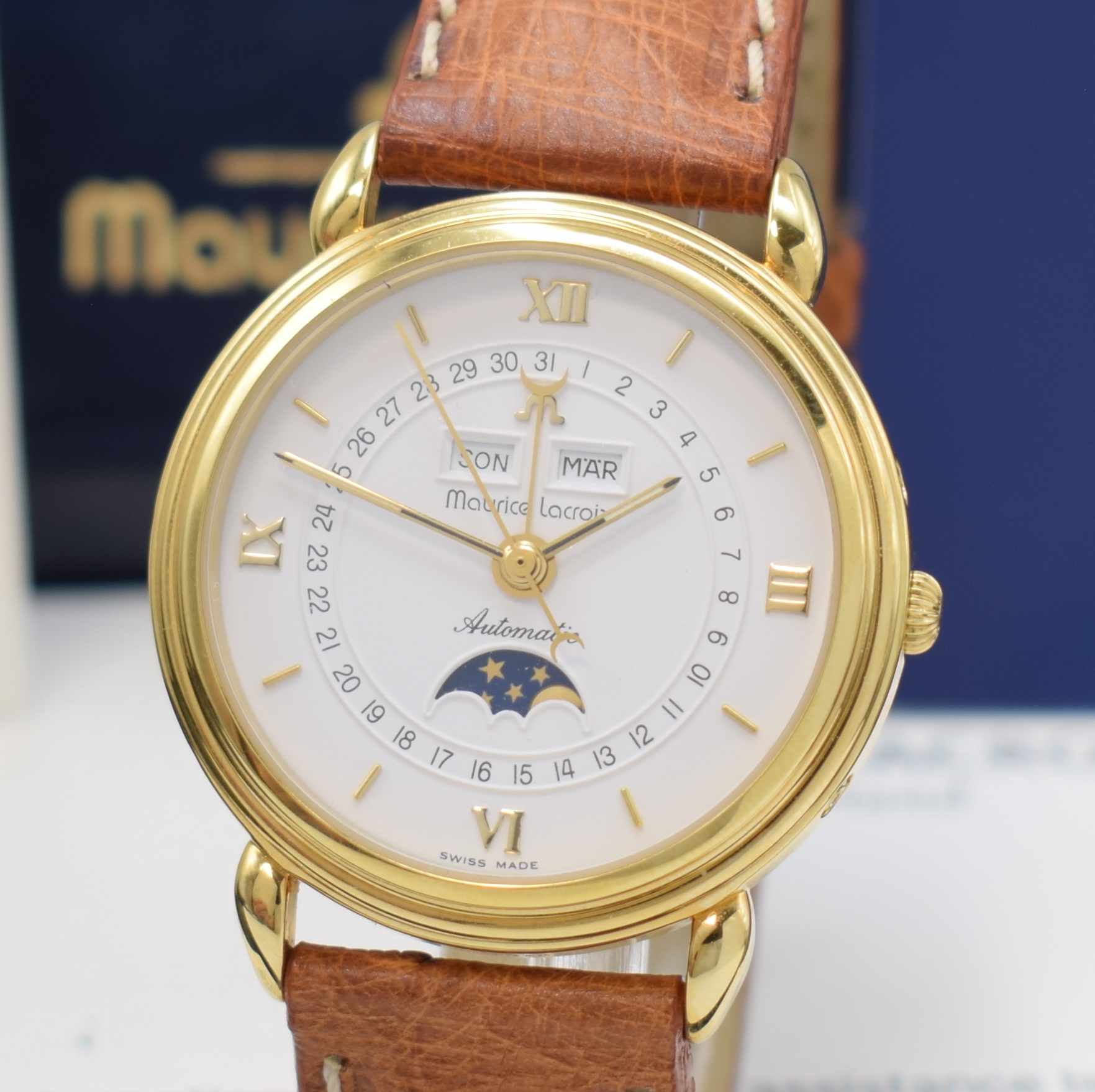 Detail a: MAURICE LACROIX Armbanduhr mit Vollkalender und Mondphase, Schweiz lt. orig. Pap. verk. 2000, Automatik, verg., beids. vergl. Geh., Boden u. Glasrand ...