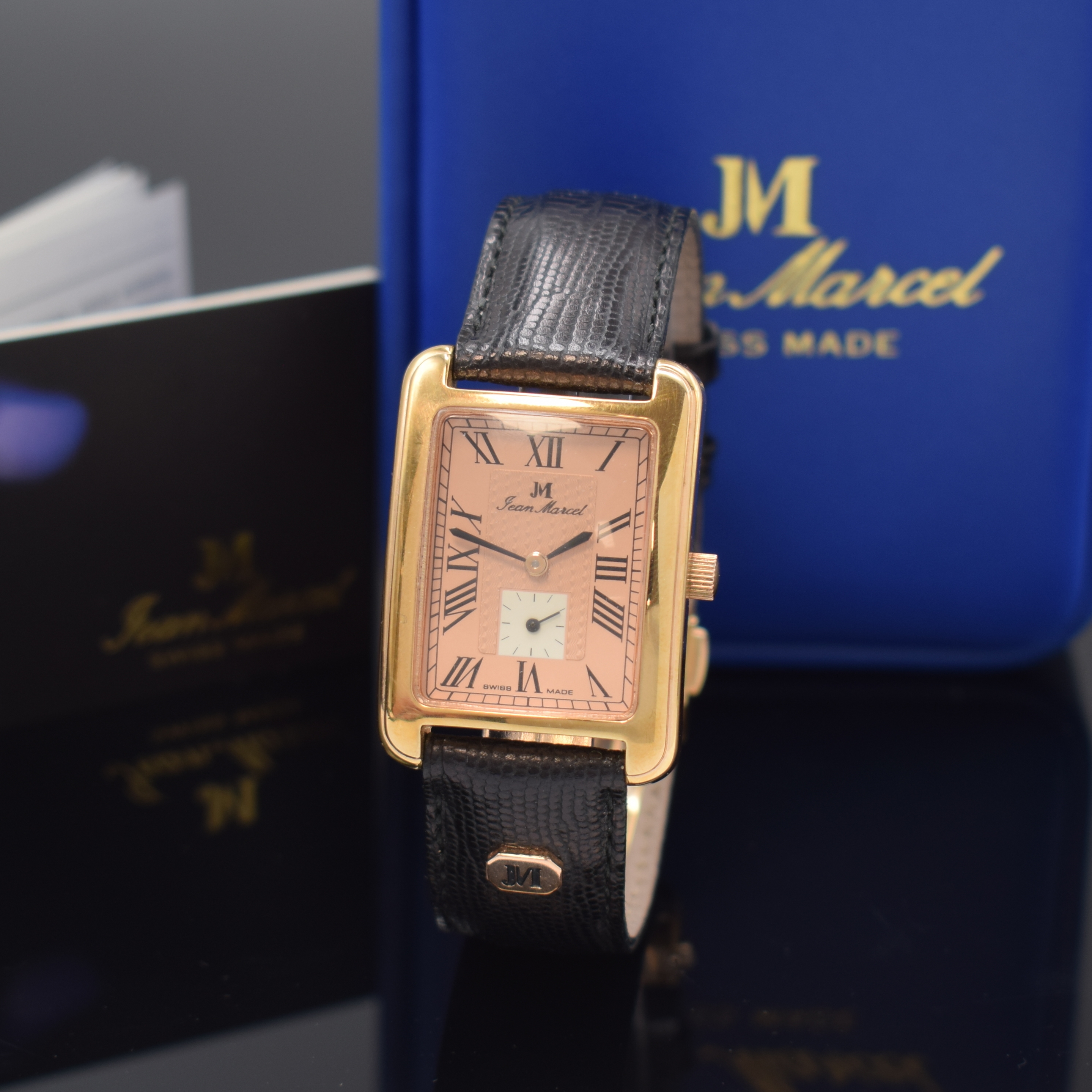 JEAN MARCEL rechteckige Armbanduhr, Schweiz um 1990, Handaufzug, rotverg., beids. vergl. Geh., Boden 4-fach verschr., lachsfarb. Zifferbl., weisse ...