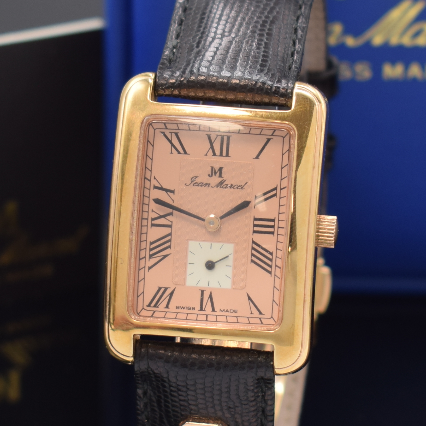 Detail a: JEAN MARCEL rechteckige Armbanduhr, Schweiz um 1990, Handaufzug, rotverg., beids. vergl. Geh., Boden 4-fach verschr., lachsfarb. Zifferbl., weisse ...