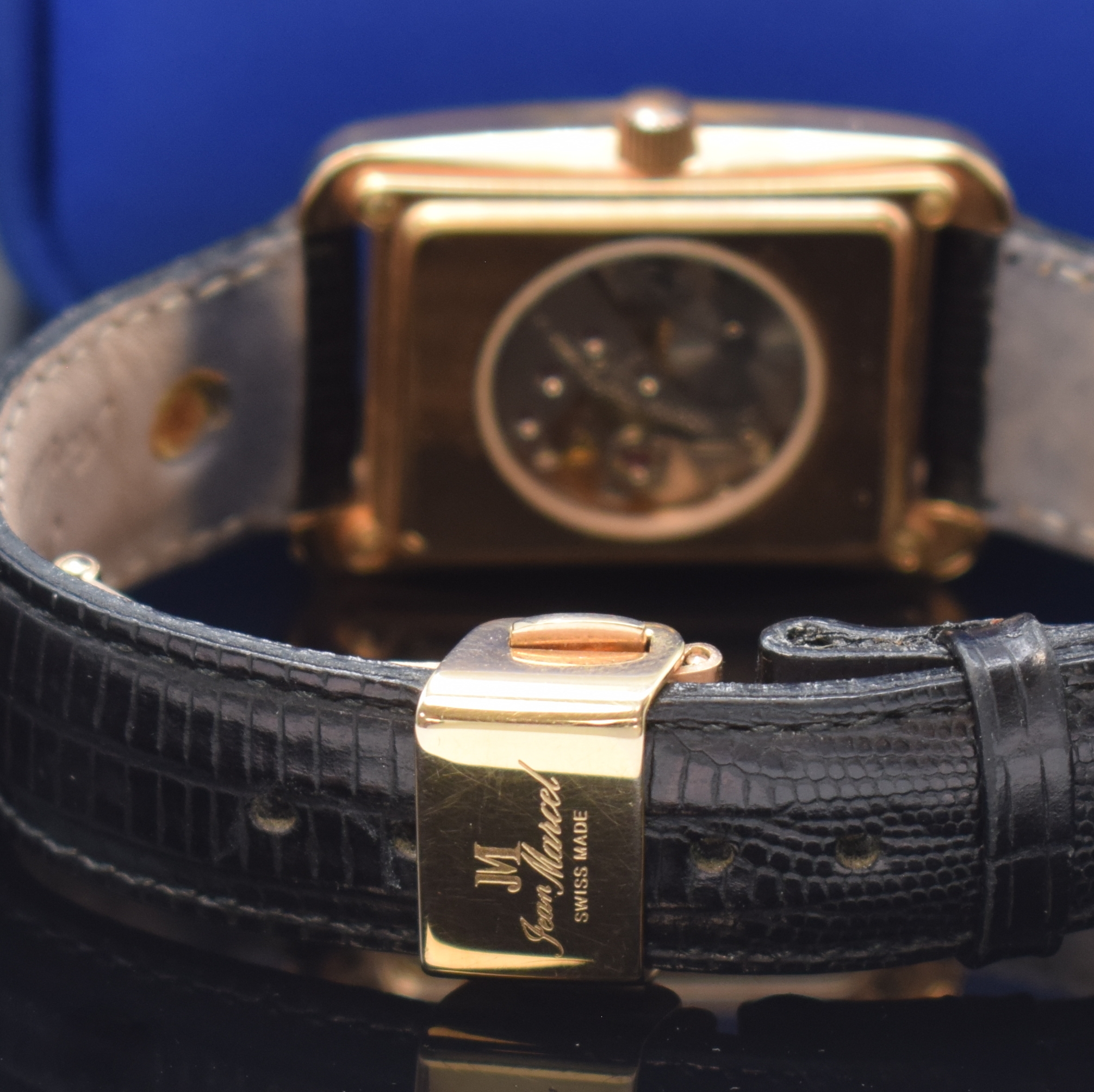 Detail b: JEAN MARCEL rechteckige Armbanduhr, Schweiz um 1990, Handaufzug, rotverg., beids. vergl. Geh., Boden 4-fach verschr., lachsfarb. Zifferbl., weisse ...