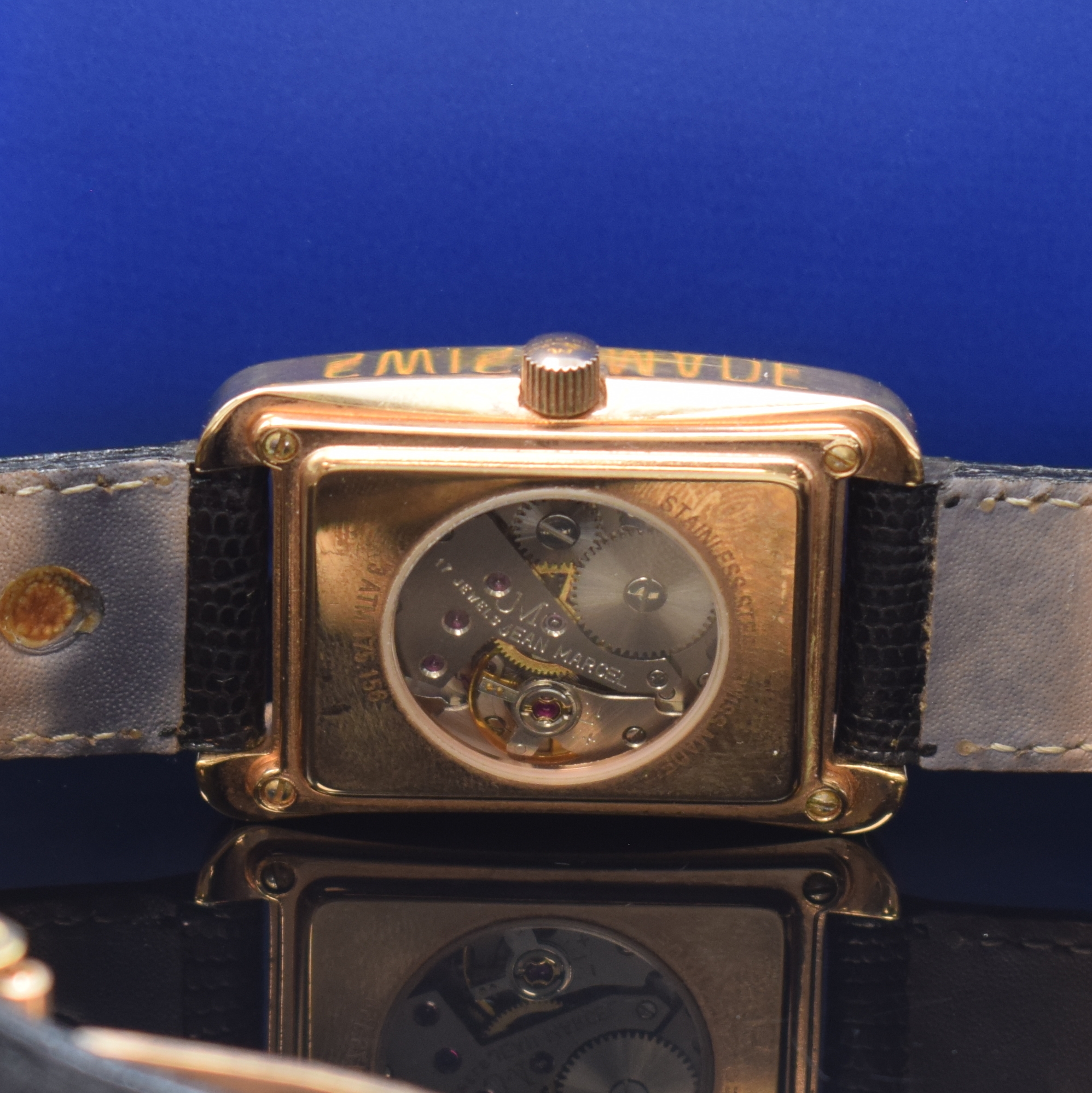 Detail c: JEAN MARCEL rechteckige Armbanduhr, Schweiz um 1990, Handaufzug, rotverg., beids. vergl. Geh., Boden 4-fach verschr., lachsfarb. Zifferbl., weisse ...