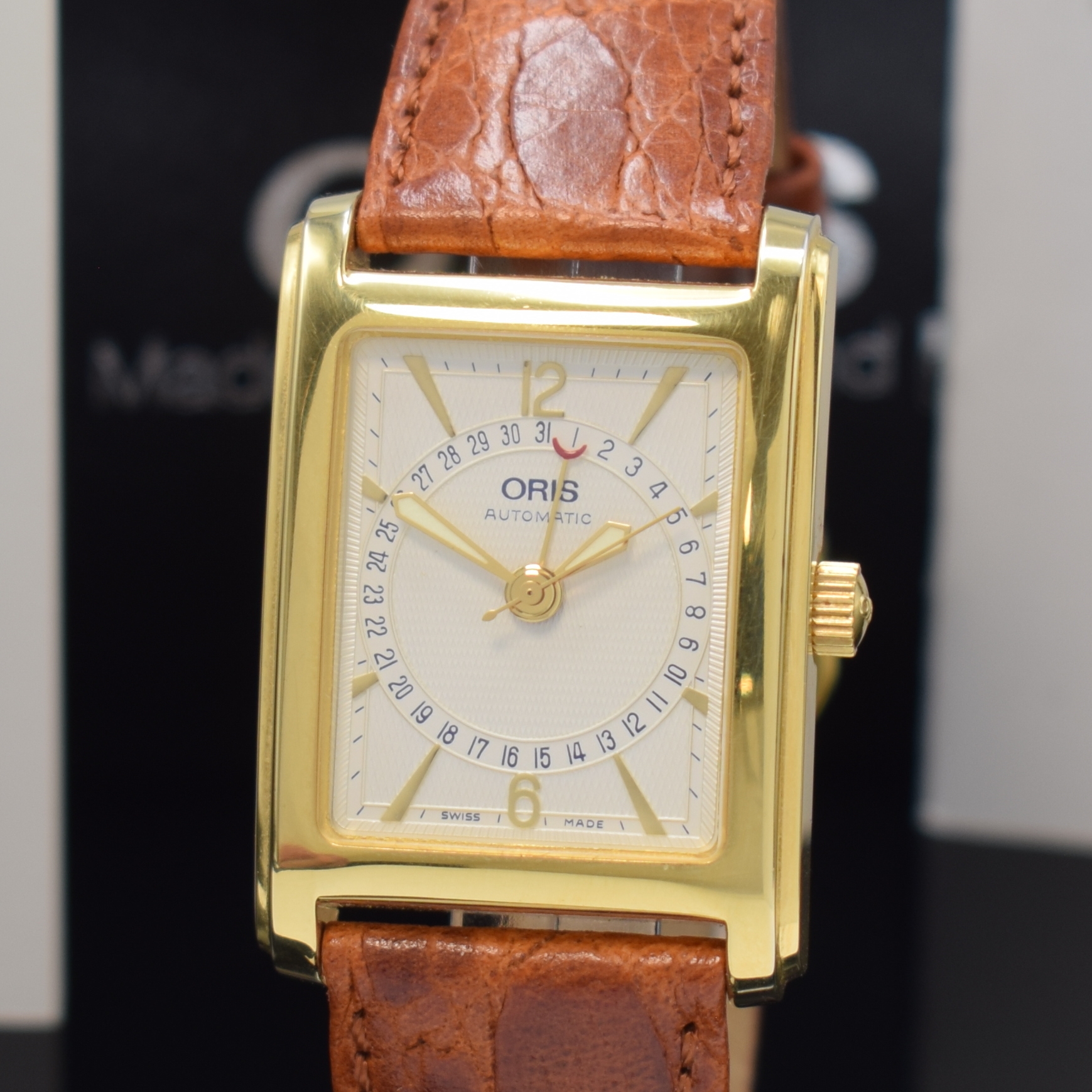 Detail a: ORIS rechteckige Armbanduhr Referenz B7460, Schweiz um 1995, Automatik, verg. Geh., Stahlboden 4-fach verschr., silb. Strukturzifferbl., gold. ...
