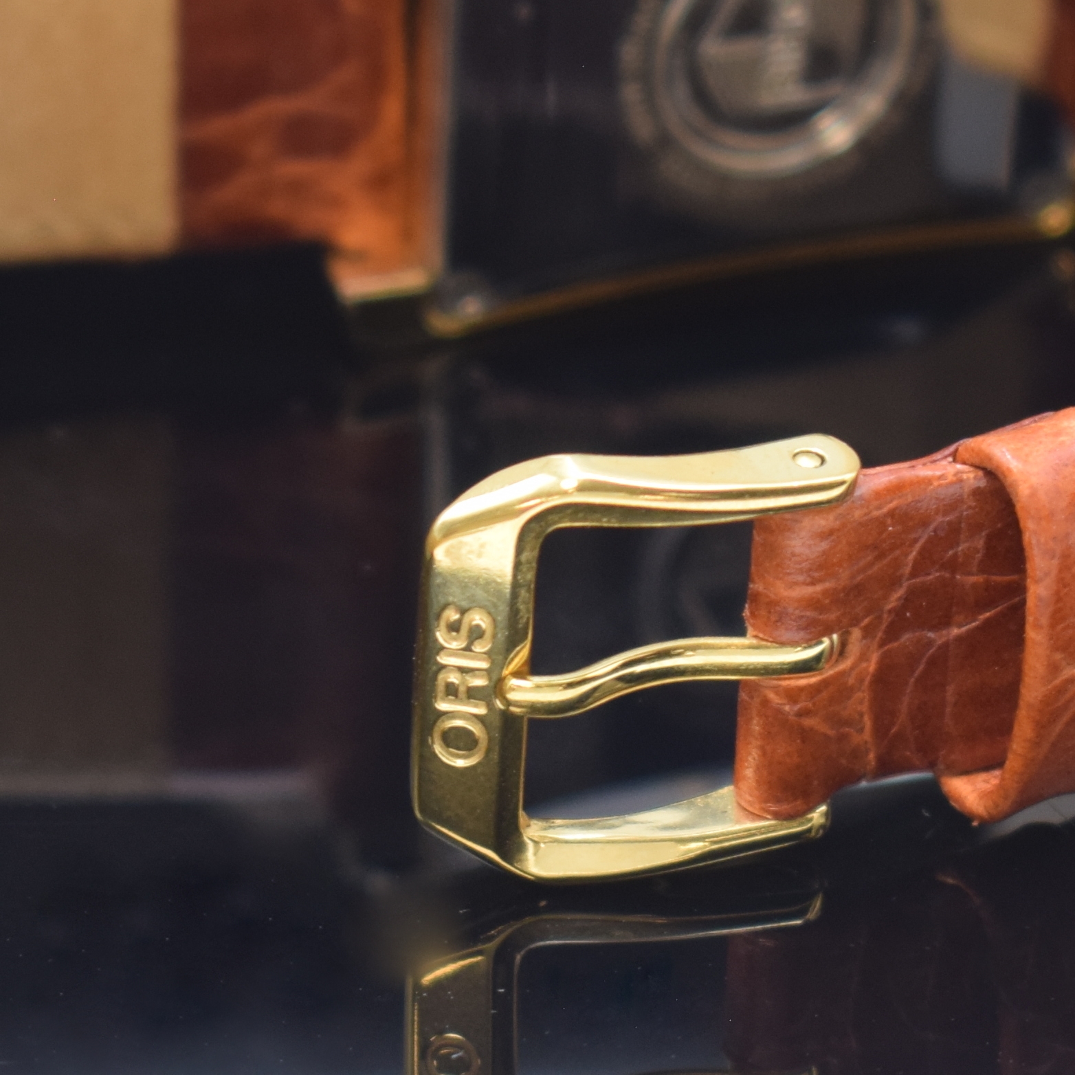 Detail b: ORIS rechteckige Armbanduhr Referenz B7460, Schweiz um 1995, Automatik, verg. Geh., Stahlboden 4-fach verschr., silb. Strukturzifferbl., gold. ...