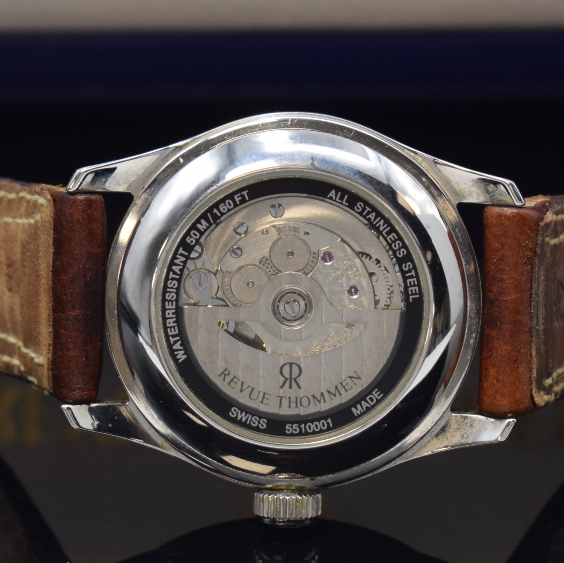 Detail e: REVUE THOMMEN Armbanduhr Modell Sport 50s, Automatik, Schweiz 1990er Jahre, Edelstahlgeh. beids. vergl., Boden aufgedr., orig. Lederband (zu ern.) m. ...