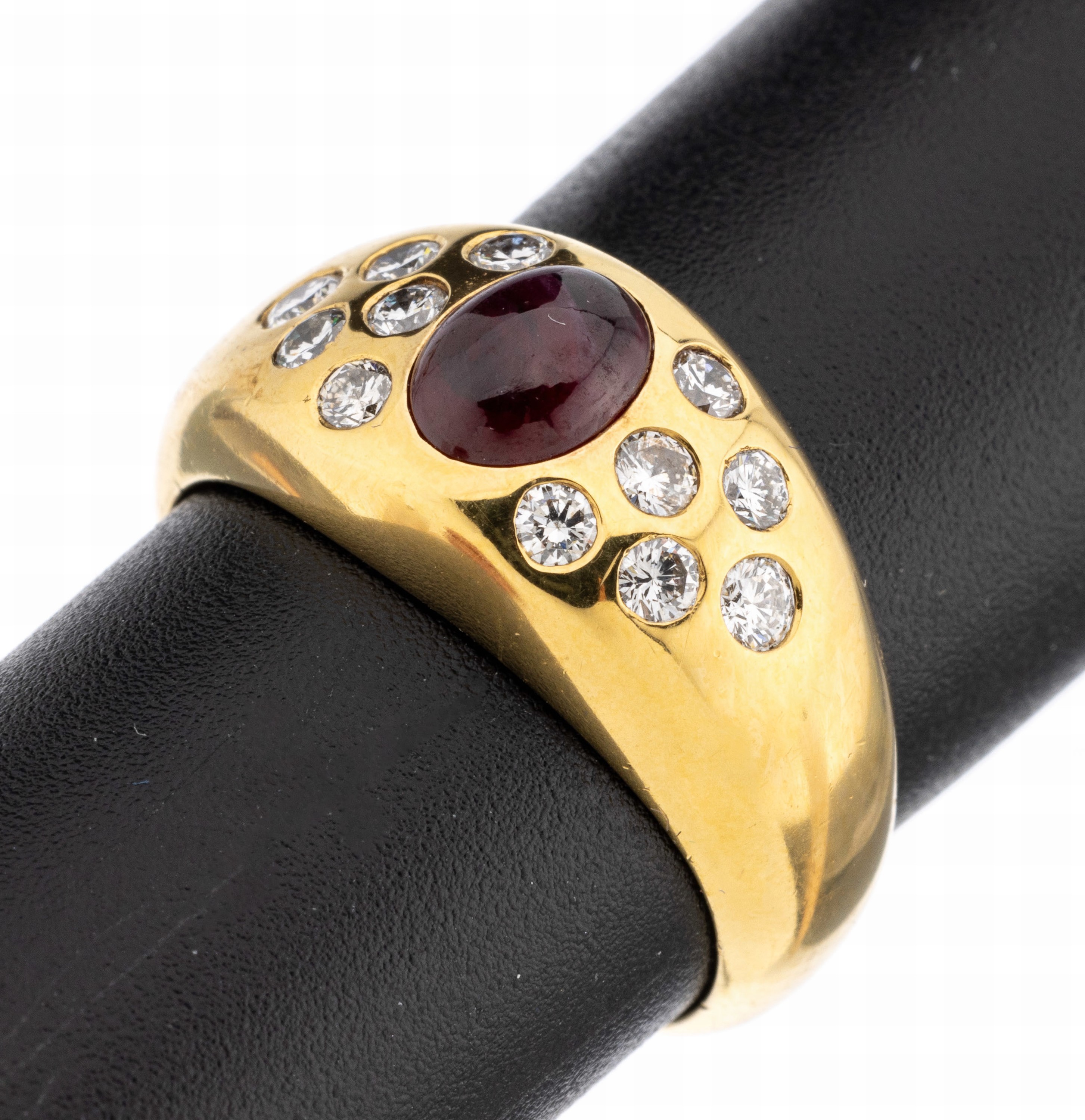 18 kt Gold Rubin-Brillant-Ring, GG 750/000,Rubin-Cabochon ca. 1.24 ct(besch.), 12 Brillanten zus. ca. 0.54 ct feines Weiß/si, RW 55, ca. 10.5 g