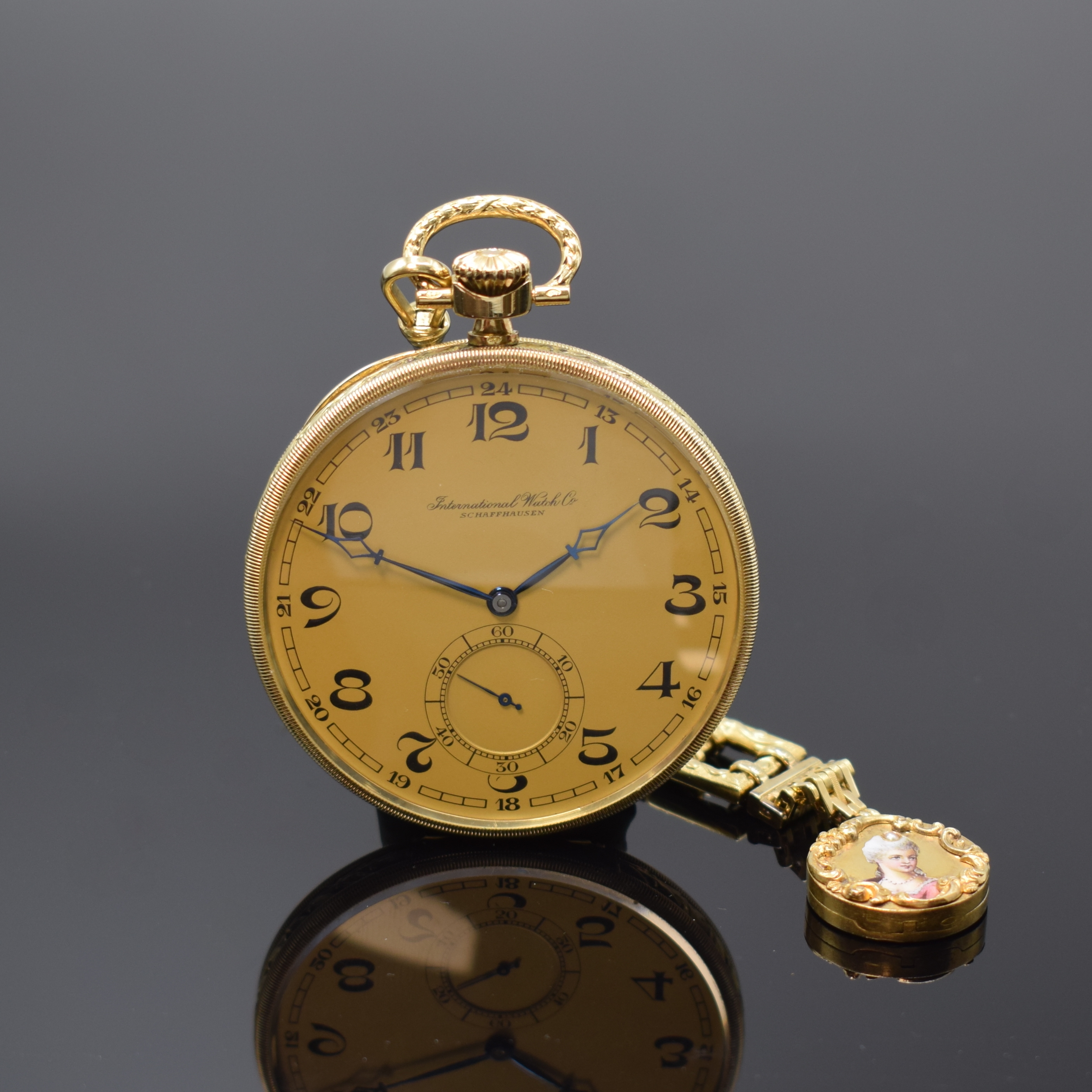 IWC Frackuhr mit Chatelaine in GG 585/000, Schweiz um 1928, offenes, Streifenguill. Geh., floral tief grav. Rand, sign. Metallcuvette, matt-gold. ...