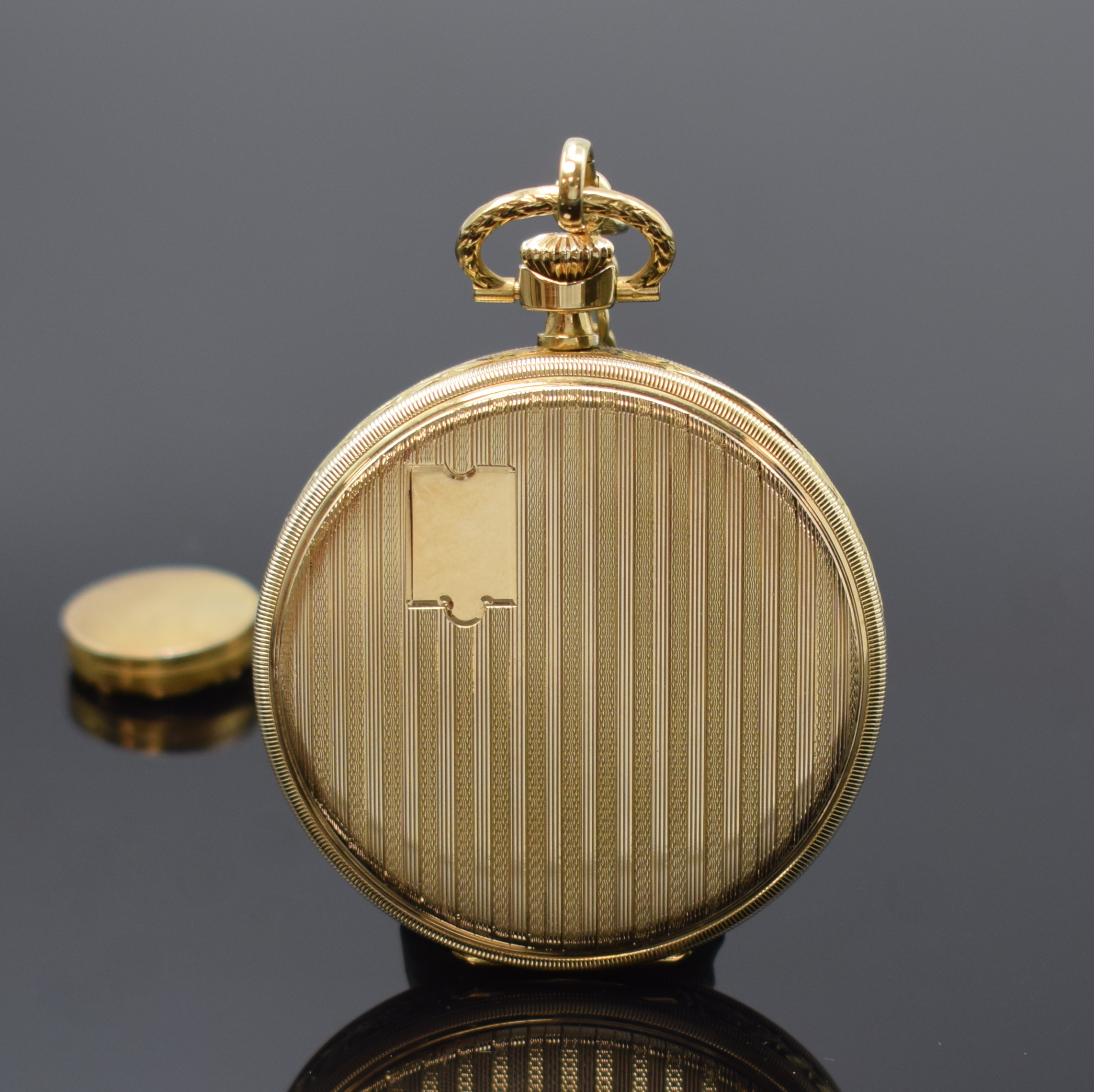 Detail a: IWC Frackuhr mit Chatelaine in GG 585/000, Schweiz um 1928, offenes, Streifenguill. Geh., floral tief grav. Rand, sign. Metallcuvette, matt-gold. ...