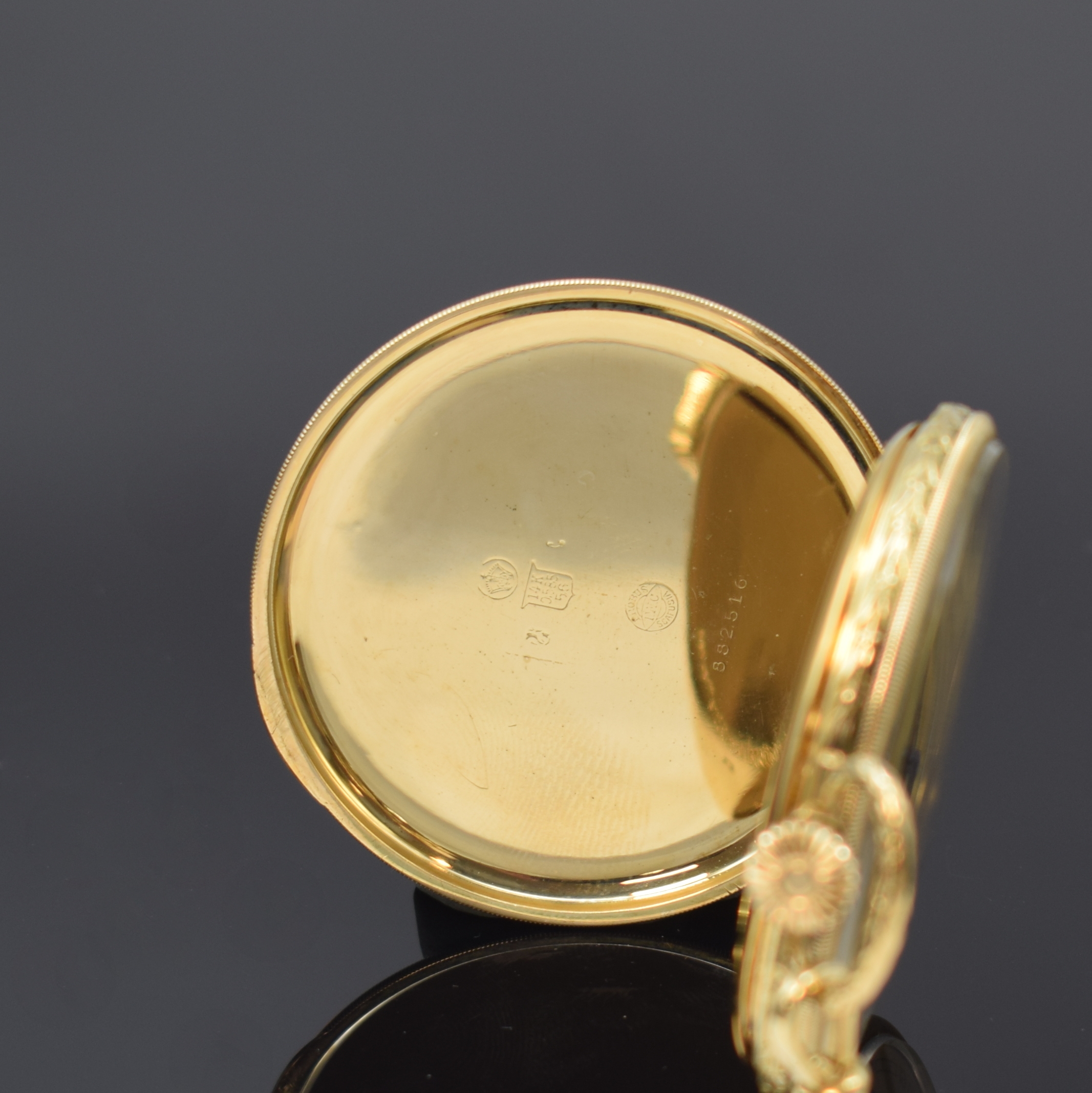 Detail b: IWC Frackuhr mit Chatelaine in GG 585/000, Schweiz um 1928, offenes, Streifenguill. Geh., floral tief grav. Rand, sign. Metallcuvette, matt-gold. ...