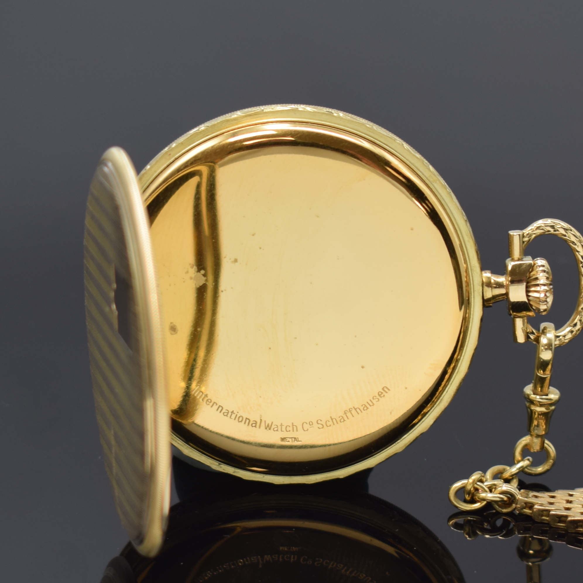 Detail c: IWC Frackuhr mit Chatelaine in GG 585/000, Schweiz um 1928, offenes, Streifenguill. Geh., floral tief grav. Rand, sign. Metallcuvette, matt-gold. ...