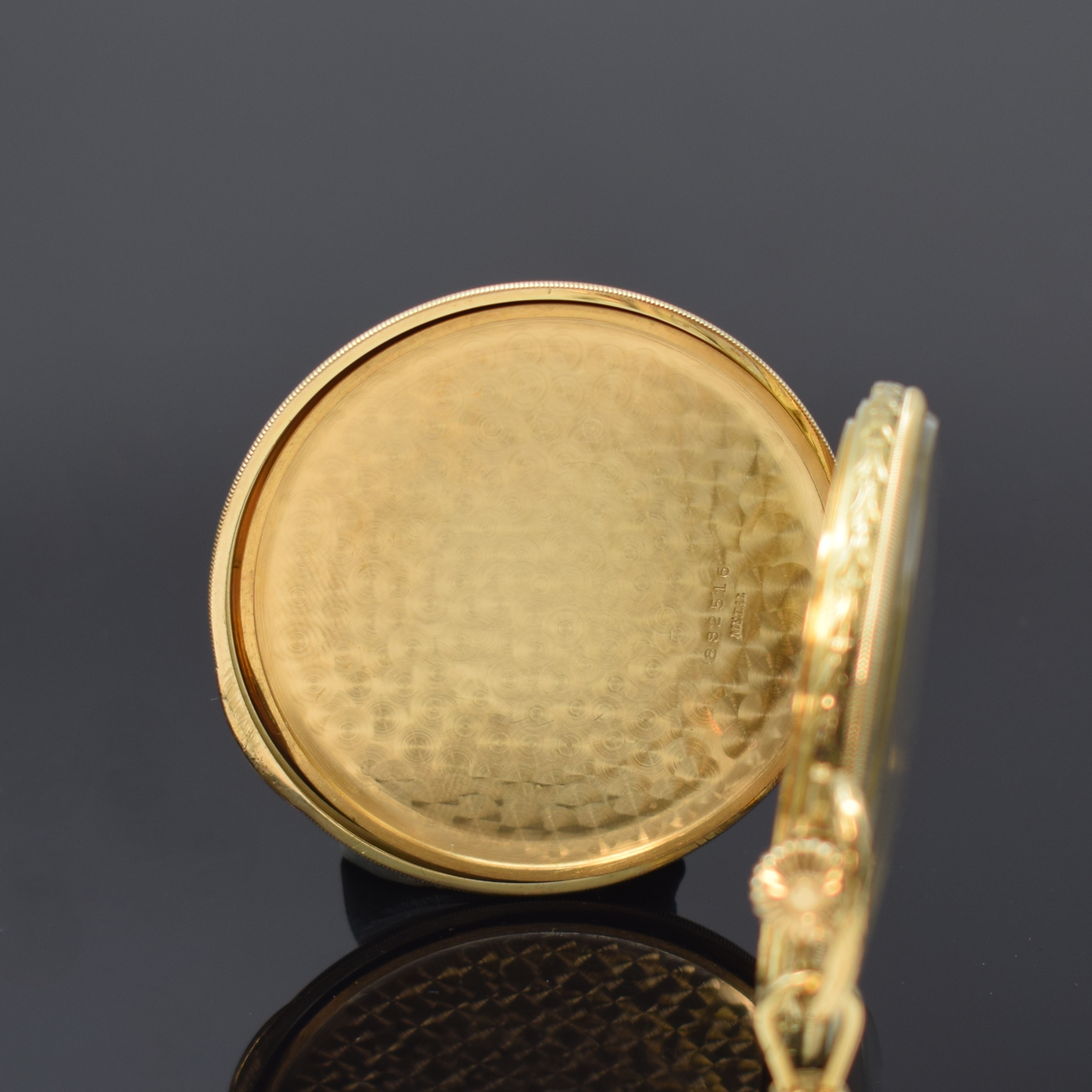 Detail d: IWC Frackuhr mit Chatelaine in GG 585/000, Schweiz um 1928, offenes, Streifenguill. Geh., floral tief grav. Rand, sign. Metallcuvette, matt-gold. ...