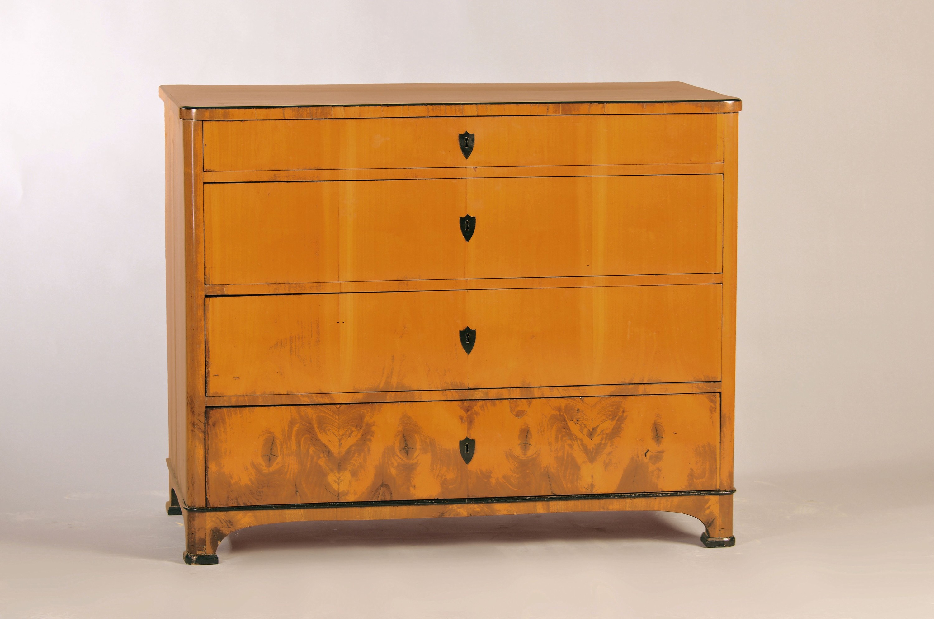 Biedermeier Kommode, um 1830, Kirschbaumfurnier, 4 Schubladen, geschwärzte Leisten, ca. 88 x 108 x 56 cm, EZ 2